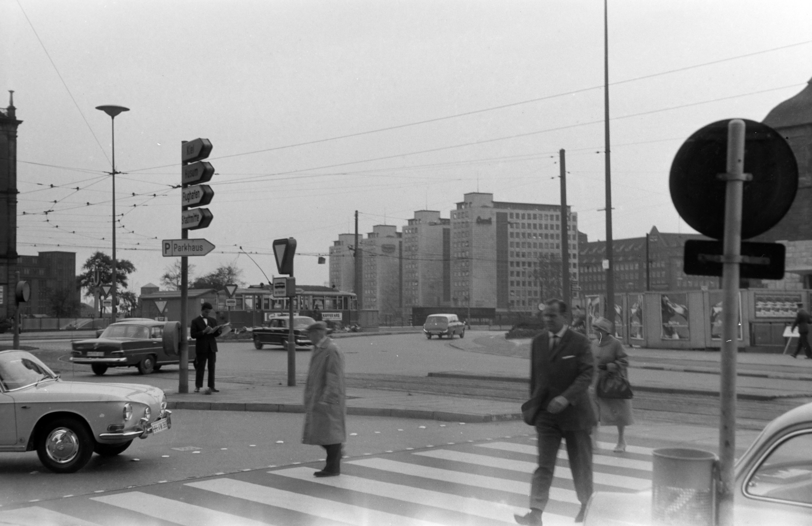 Németország, Hamburg, Steintordamm a Kirchenallee sarkánál., 1964, Ungváry Rudolf, gyalogátkelő, kerékpársáv, Fortepan #270598