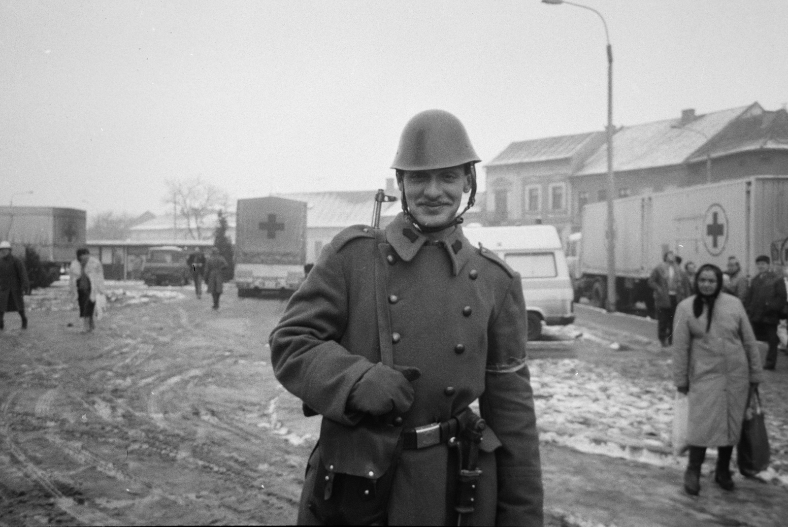 1989, Ungváry Rudolf, Romanian soldier, helmet, bayonet, Fortepan #270615