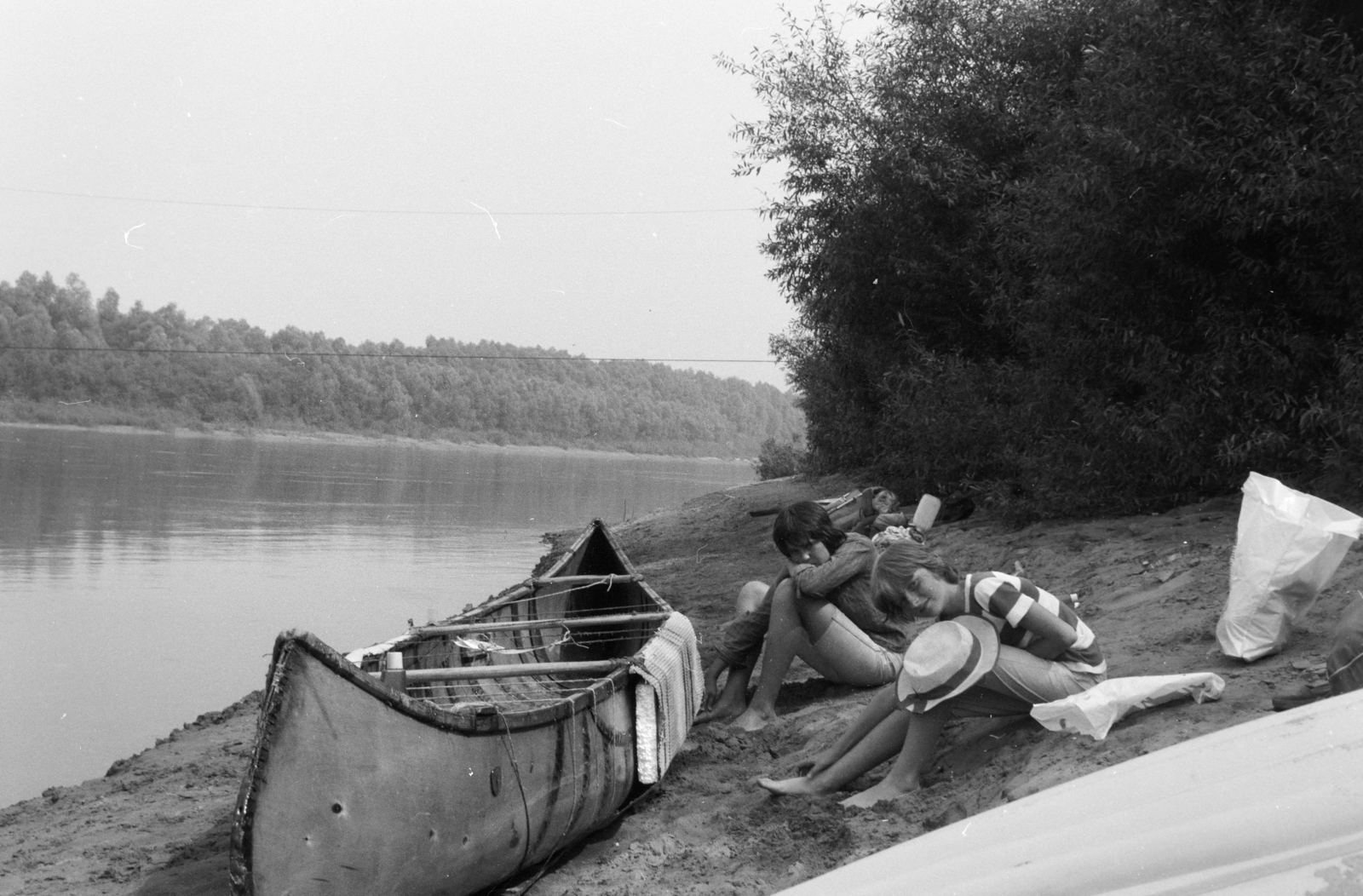 1984, Ungváry Rudolf, shore, canoe, sitting on the ground, Fortepan #270630