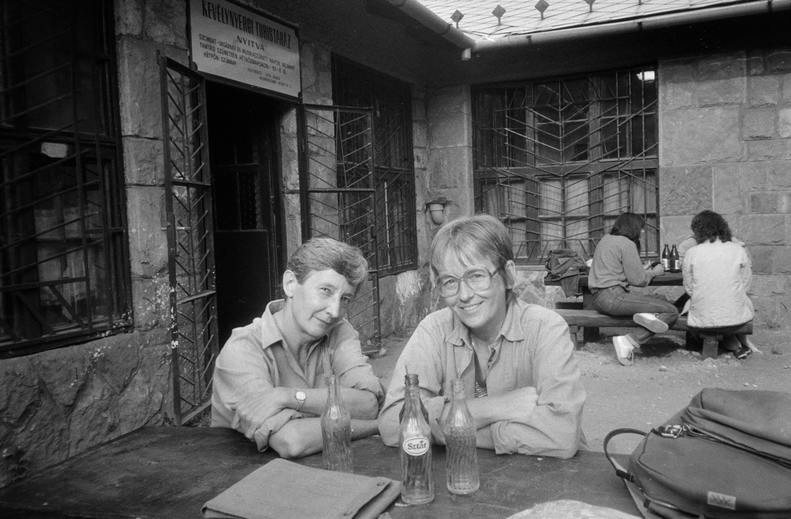 Hungary, Pilis Mountains, Kevély-nyereg, Természetbarátok Turista Egyesülete Kevélynyergi Menedékháza. Salamon Magda és Monspart Éva újságírók, 1984, Ungváry Rudolf, Fortepan #270642