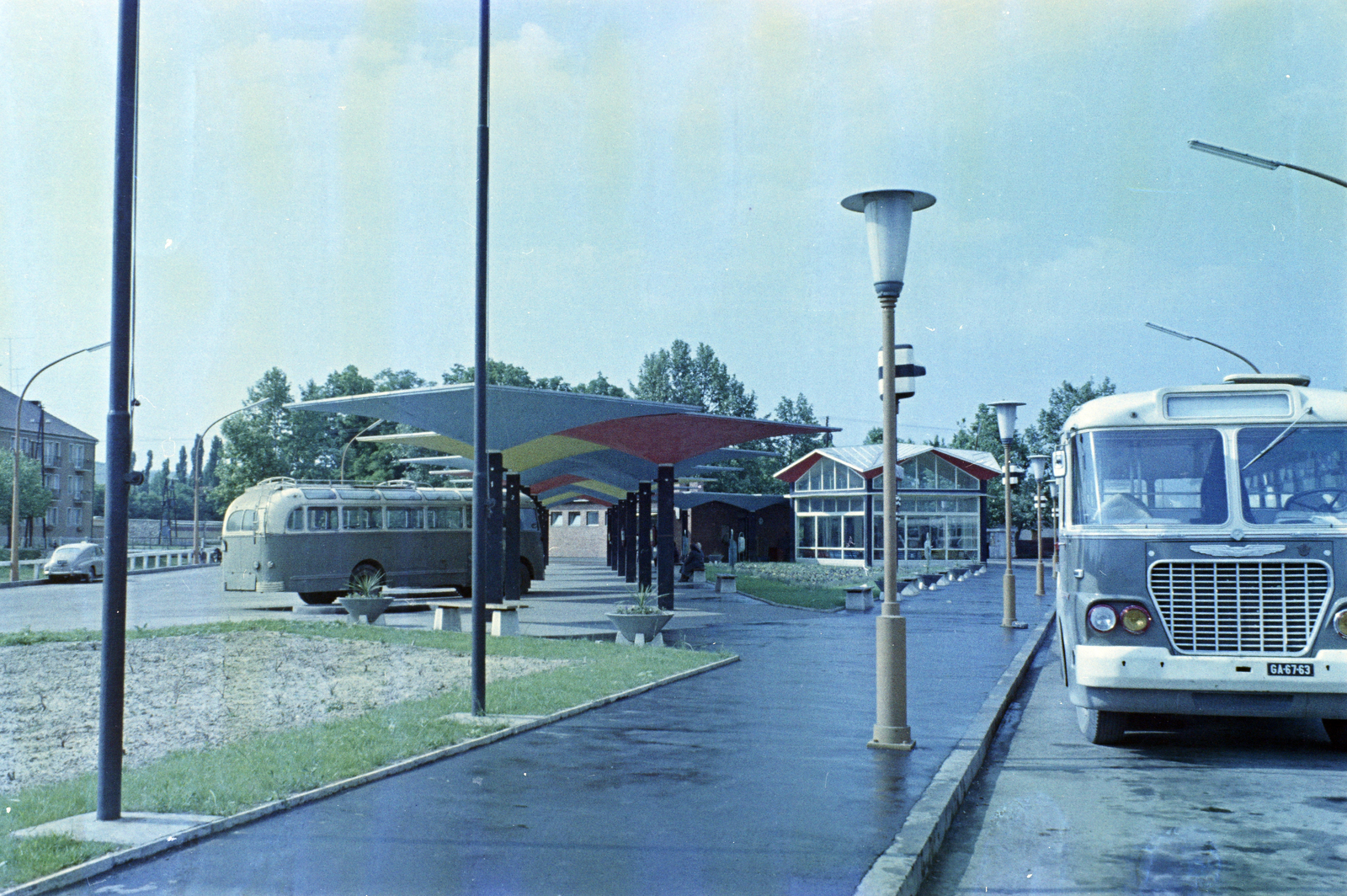 Magyarország, Szekszárd, Pollack Mihály utca, autóbusz-pályaudvar., 1962, UVATERV, Ikarus 620/630, rendszám, Ikarus 30, autóbusz, utcai lámpa, buszpályaudvar, színes, Fortepan #270650