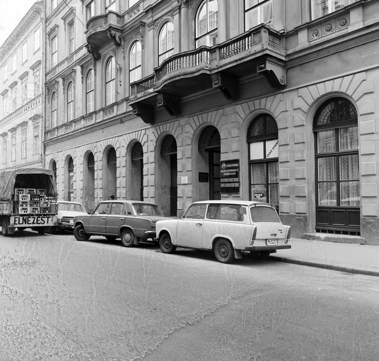 Magyarország, Budapest V., Arany János utca, szemben a Nádor (Münnich Ferenc) utca 19-es számú sarokház Arany János utcai oldala., 1985, UVATERV, Budapest, Fortepan #270653