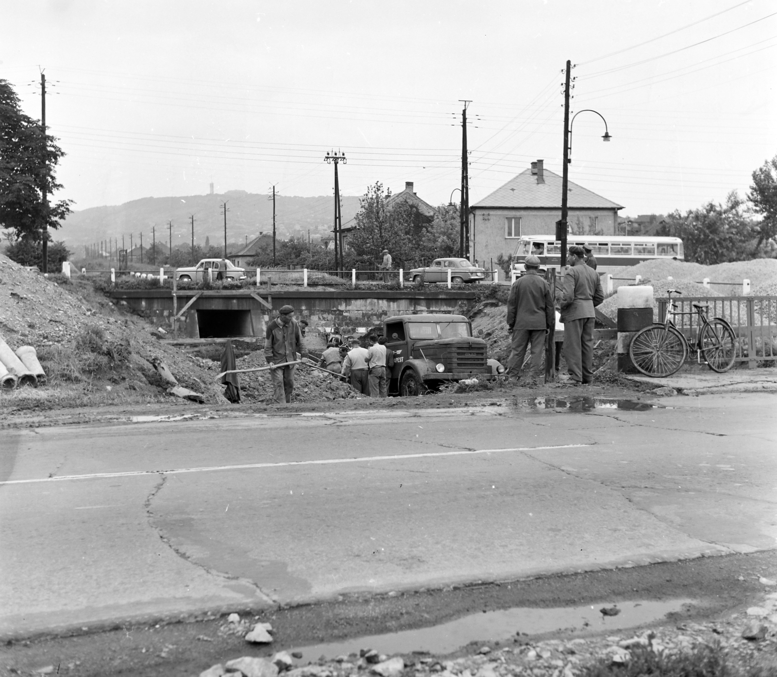 Hungary, Budapest XI., a felvétel a szemben lévő Beregszászi út melletti árok Budaörsi út és Balatoni út közötti átvezetésének befedésekor készült., 1969, UVATERV, Budapest, Fortepan #270654