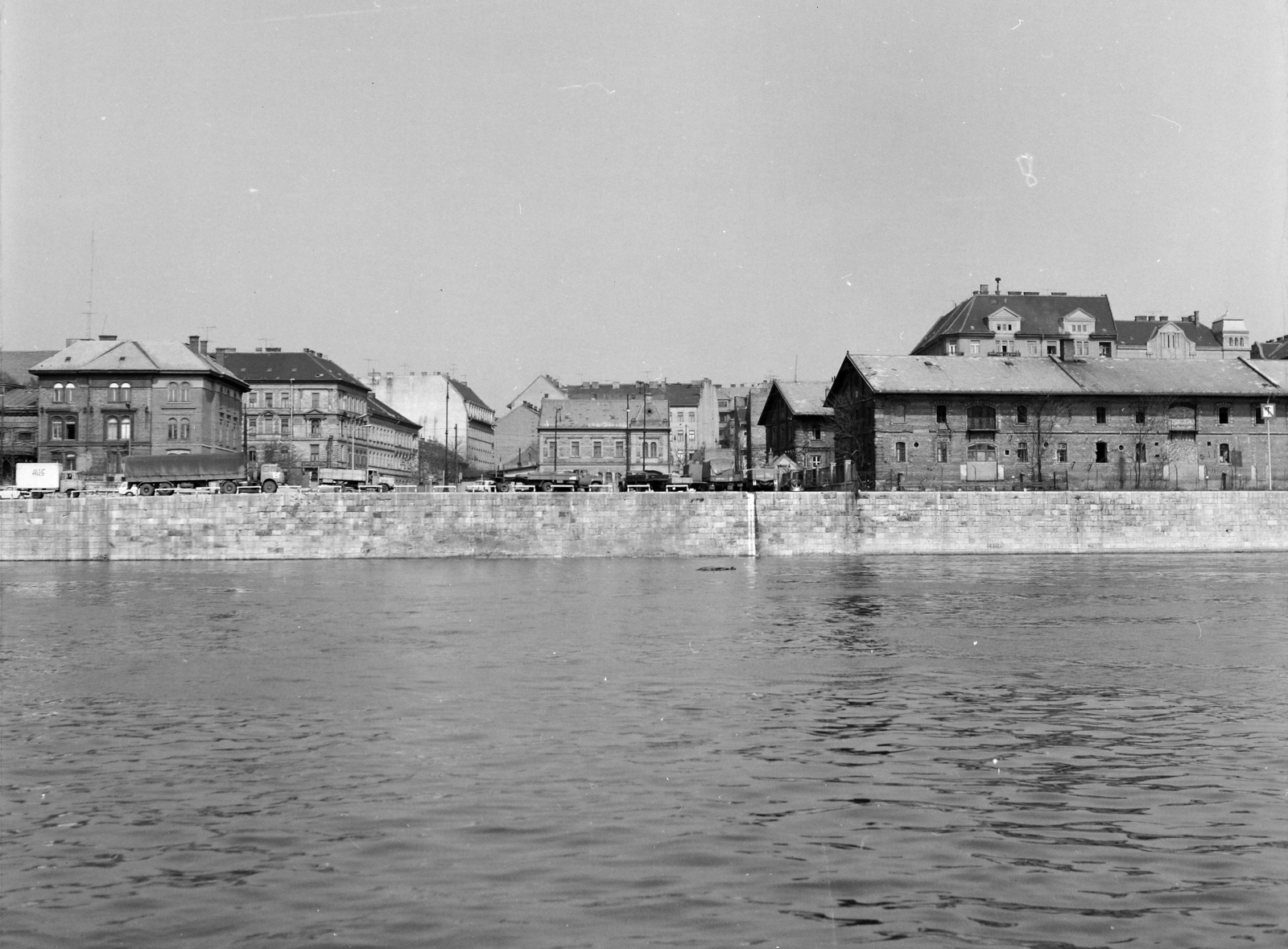 Hungary, Budapest IX., a pest Duna part a budai oldal felől nézve, balra a Sóház épülete a Fővám (Dimitrov) téren, jobbra a Közraktárak., 1970, UVATERV, Budapest, Fortepan #270665