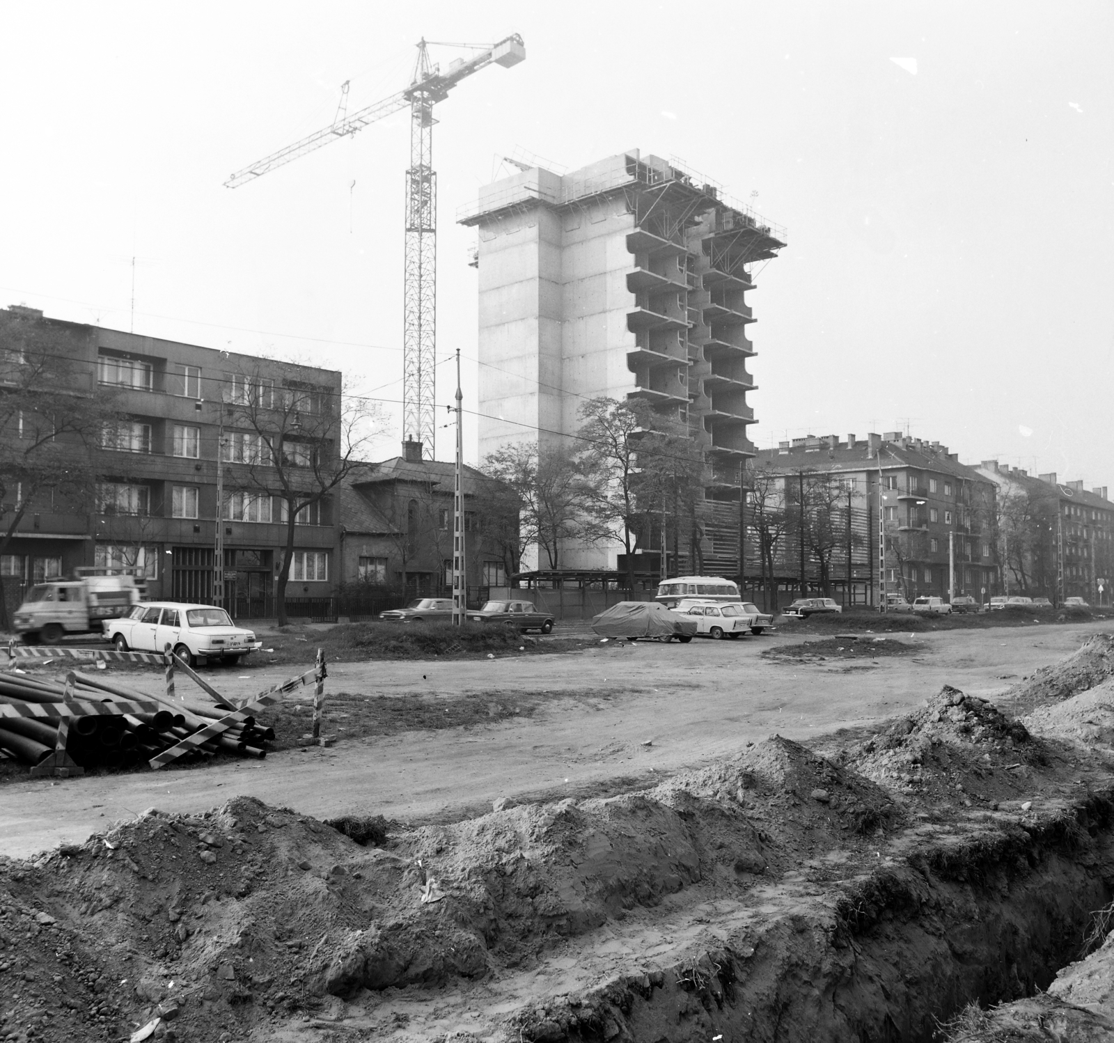 Magyarország, Budapest XIV., Hungária körút, szemben a Jurisich Miklós utca sarkán a szovjet tisztek és diplomaták számára épülő toronyház látható., 1984, UVATERV, Budapest, Fortepan #270677