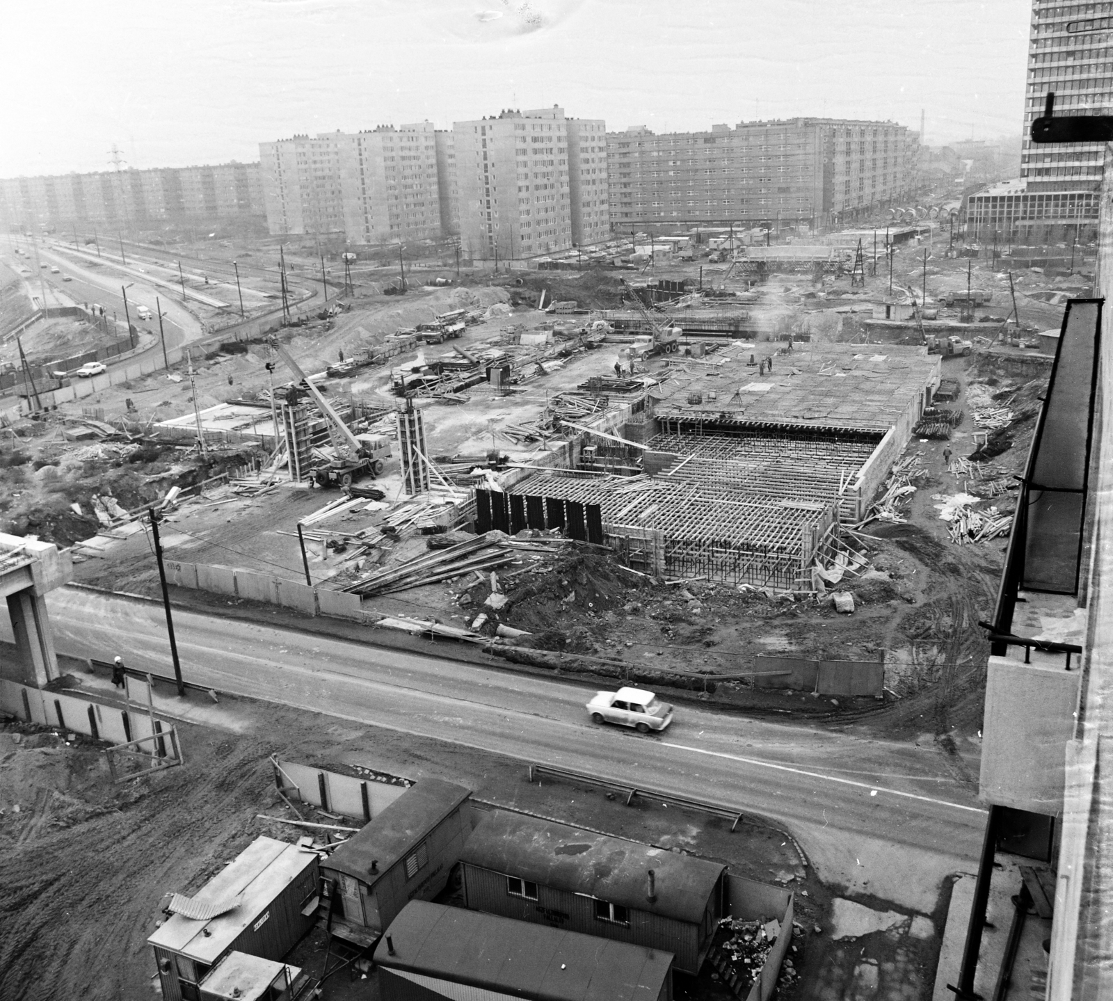 Magyarország, Budapest XIII., kilátás a Váci út 63-as számú házból az Árpád híd pesti hidfője felé. Előtérben a Váci út - Róbert Károly körút kereszteződése, a felüljáró, a metróállomás és az aluljárórendszer építkezési területe., 1983, UVATERV, Budapest, Fortepan #270679