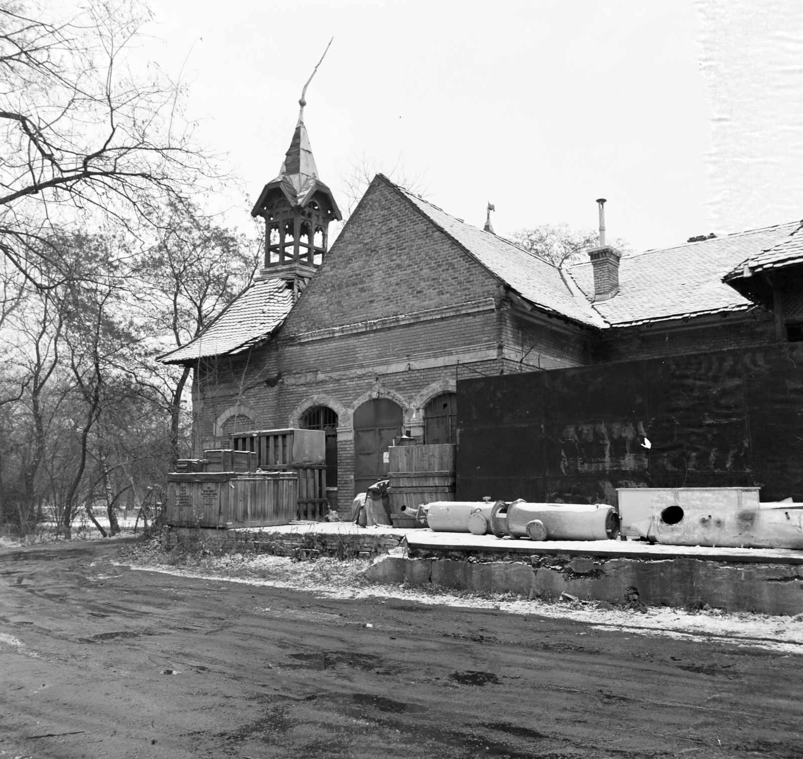 Magyarország, Népliget, Budapest X., Népligeti Nagyvendéglő, ekkor a Kelet-pesti Vendéglátóipari Vállalat állóeszközraktára., 1978, UVATERV, Budapest, torony, Fortepan #270688