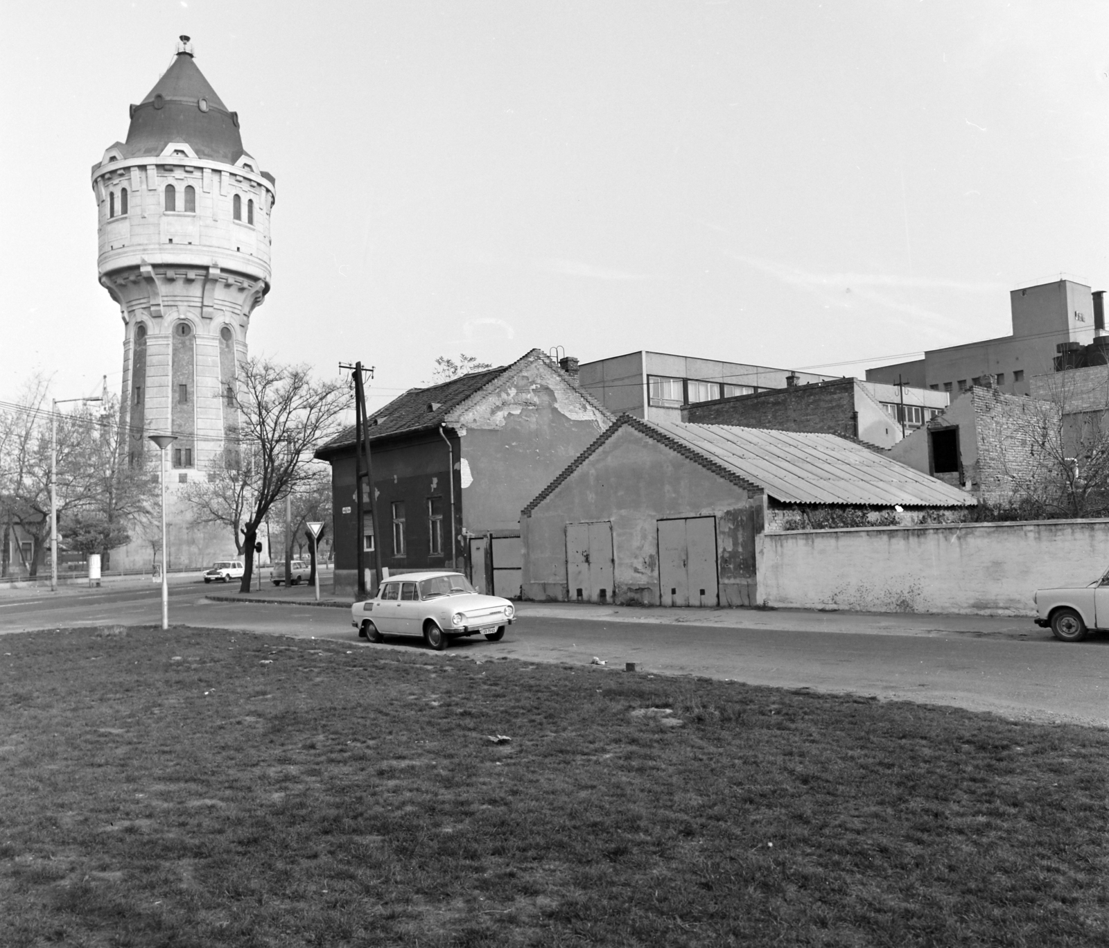 Magyarország, Budapest IV., Geduly utca, szemben az Árpád út mellett az Újpesti víztorony látható., 1983, UVATERV, Budapest, Fortepan #270691