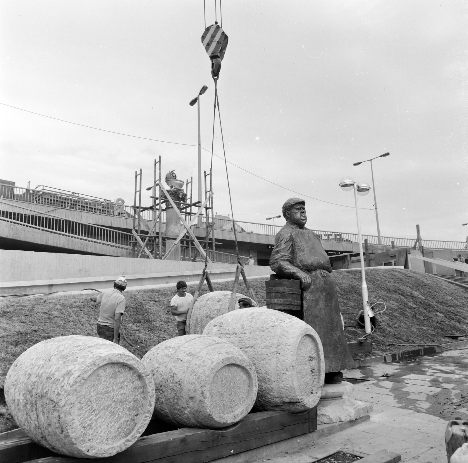 Hungary, Budapest IX., Boráros tér, Borárus-szoborkompozíció, Varga Imre szobrászművész alkotásának felállítása., 1983, UVATERV, Budapest, Fortepan #270700