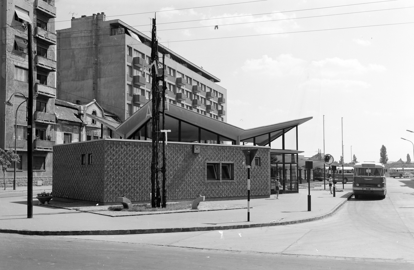 Hungary, Budapest XI., a Kosztolányi Dezső téri autóbusz-pályaudvar a Bukarest utcában., 1963, UVATERV, MÁVAUT-organisation, bus terminal, Budapest, Fortepan #270710