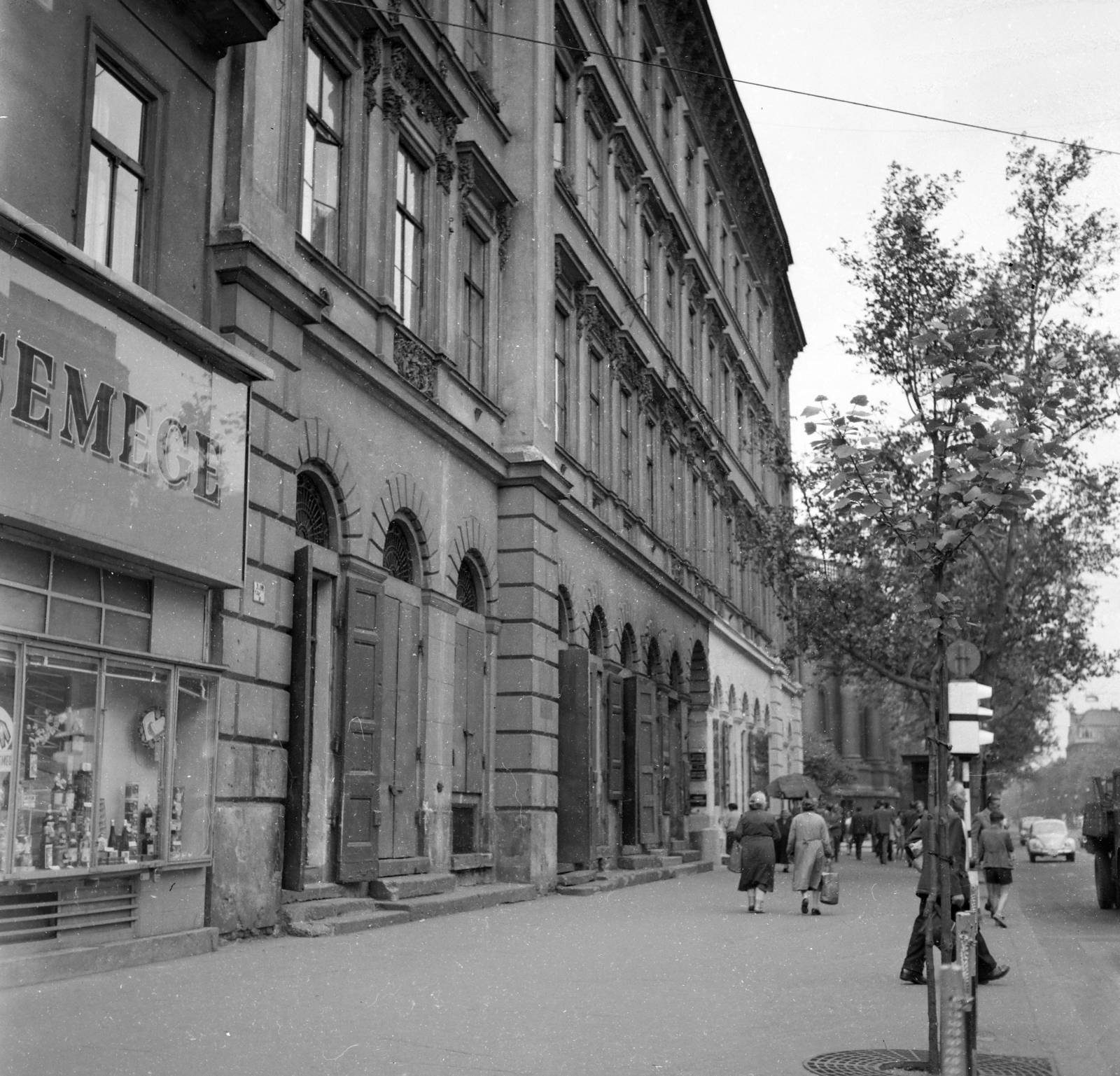 Magyarország, Budapest V., Bajcsy-Zsilinszky út, balra a 16. számú ház, szemben a Szent István-bazilika részlete látható.., 1961, UVATERV, Budapest, Fortepan #270711