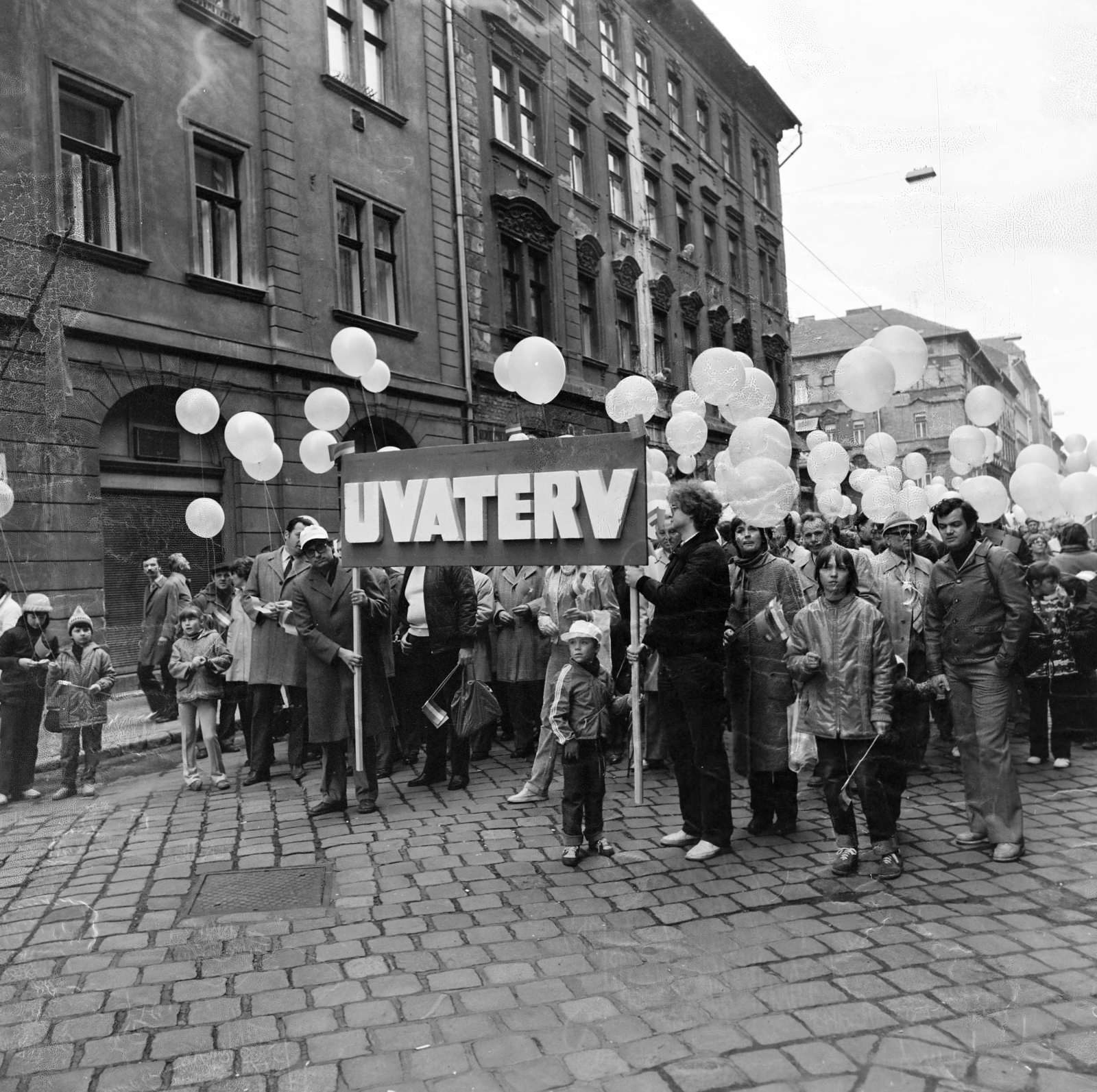Magyarország, Budapest VII., Dembinszky utca, május 1-i felvonuláson résztvevő UVATERV-es dolgozók a 39-es számú ház előtt, Háttérben a Murányi utca sarkán a 39-es számú ház látható., 1979, UVATERV, léggömb, május 1, felvonulás, UVATERV vállalat, Budapest, Fortepan #270719