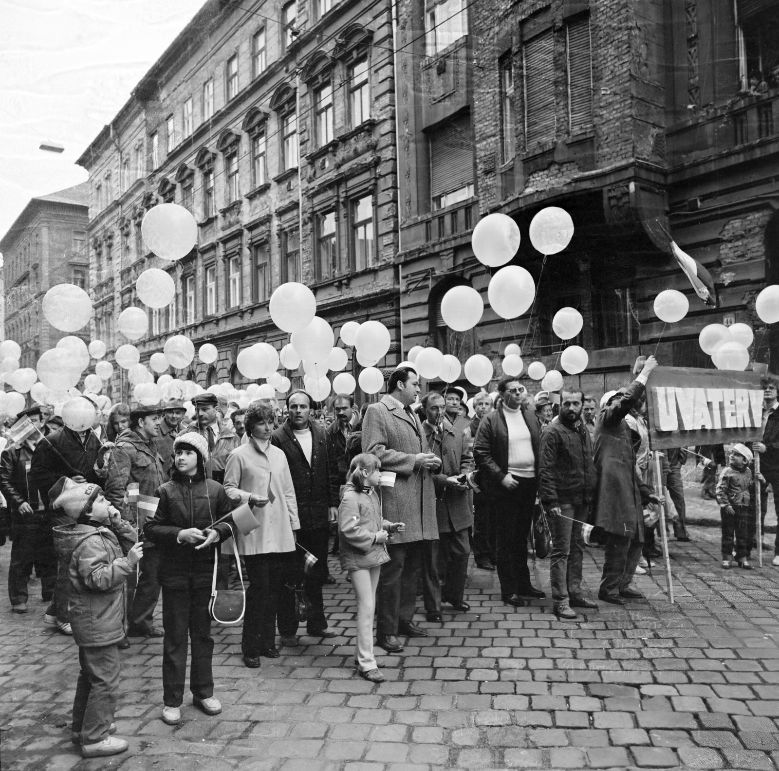 Magyarország, Budapest VII., Dembinszky utca, május 1-i felvonuláson résztvevő UVATERV-es dolgozók a 44-es számú ház előtt, Háttérben a Murányi utca sarkán a 42-es számú ház látható., 1979, UVATERV, léggömb, május 1, UVATERV vállalat, Budapest, Fortepan #270720