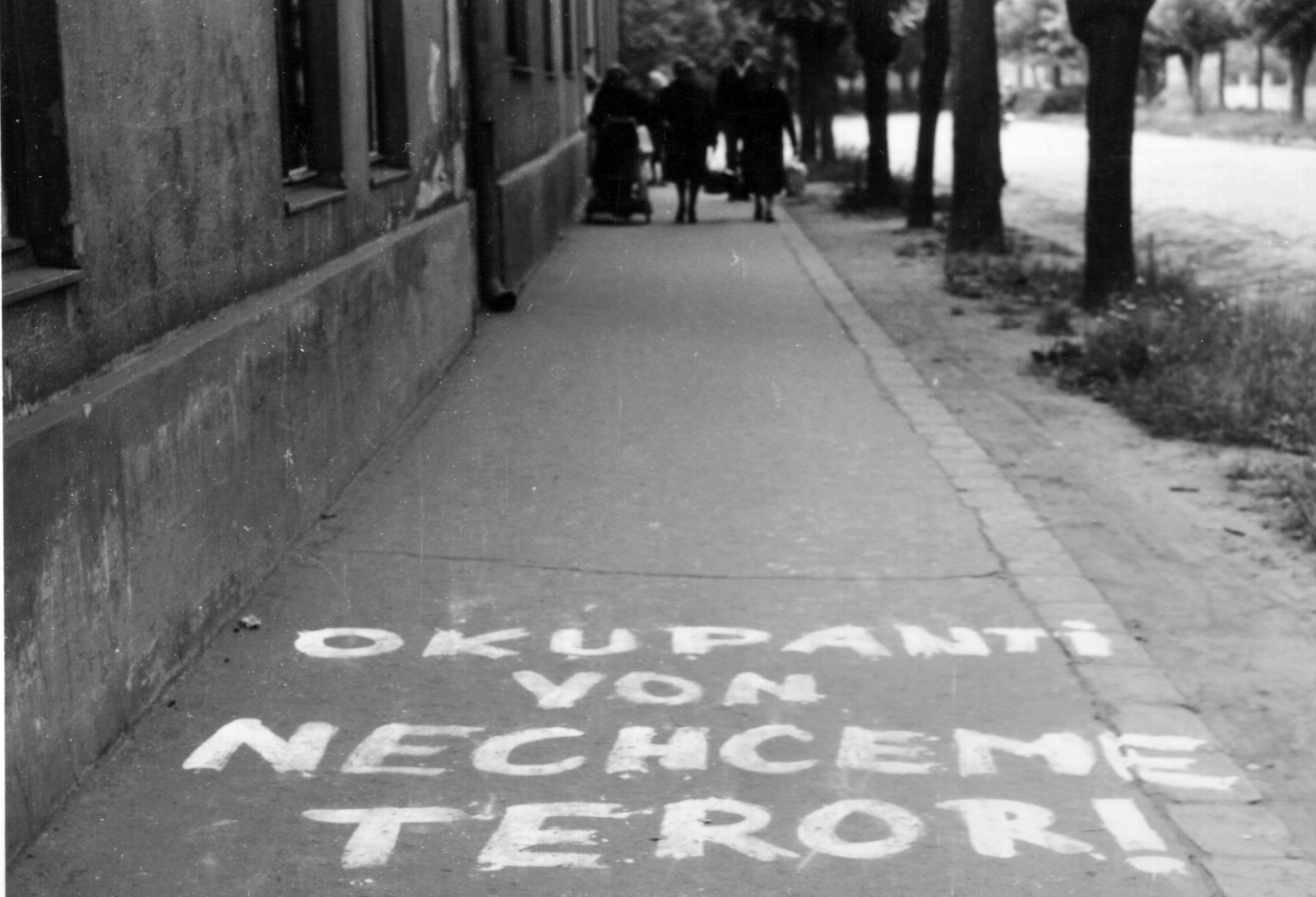 Slovakia, Nové Zámky, a Varsói Szerződés (VSZ) országainak, szovjet vezetéssel végrehajtott, együttes katonai akciója elleni tiltakozó felírat., 1968, Ján Gerči, Czech sign, Fortepan #270731