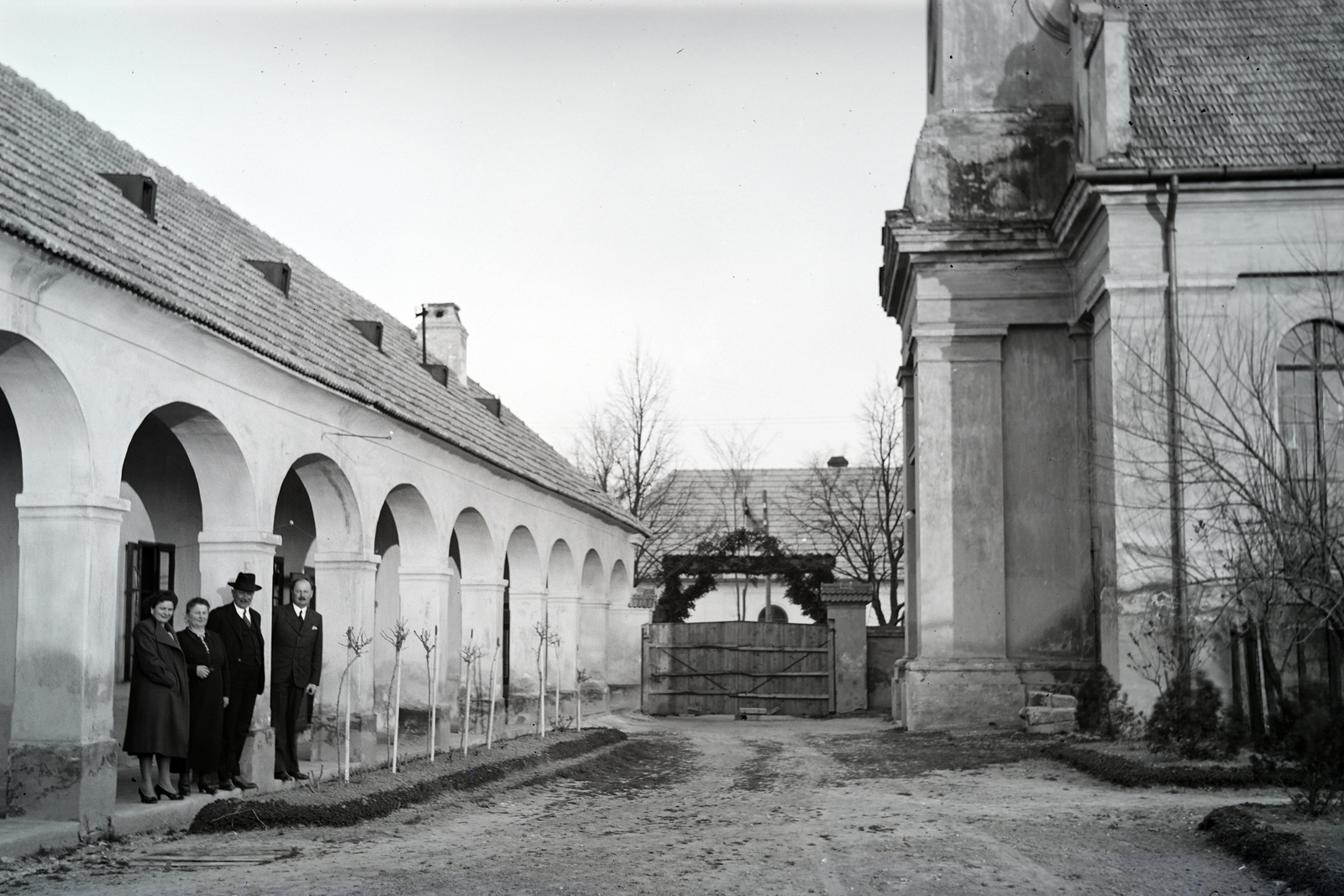 Szlovákia, Felsőszeli, a felvétel a település központjában lévő evangélikus templom udvarán készült., 1936, Fodor András örökösei, Fortepan #270741