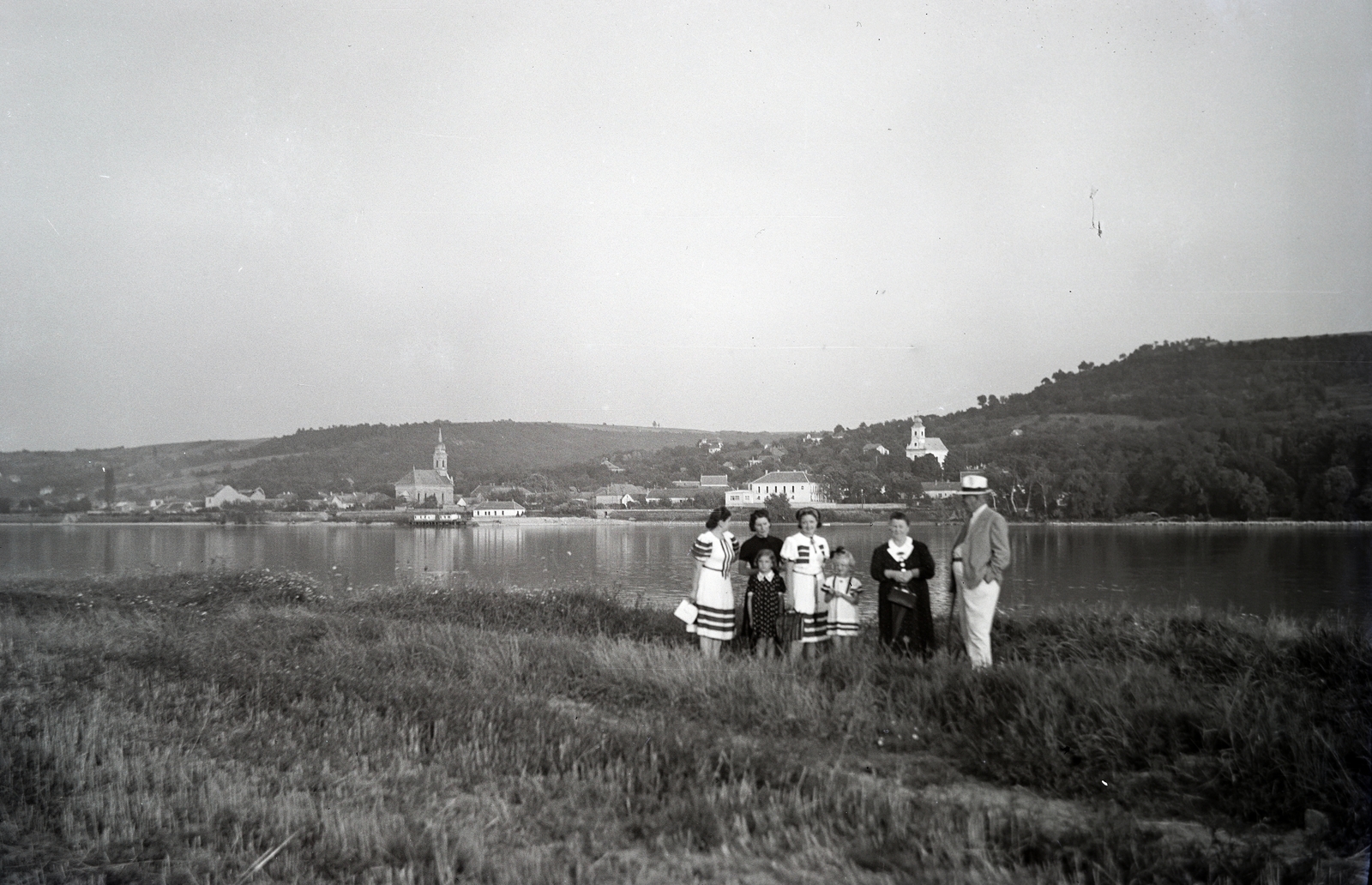Szlovákia,Magyarország, Pat, Duna-part, a túlparton Dunaalmás, ahol balra a református templom, jobbra a Nepomuki Szent János-templom látható., 1936, Fodor András örökösei, Fortepan #270744