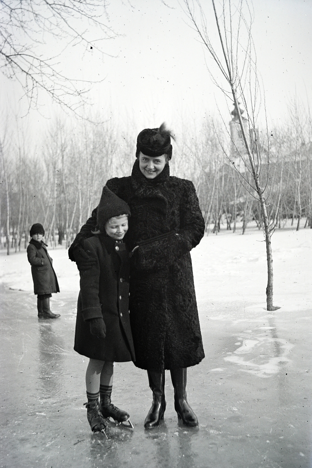 Hungary, Őcsény, a felvétel a Szekszárd és Báta közötti főcsatorna jegén készült, háttérben a református templom tornya látható., 1936, Fodor András örökösei, skating, Fortepan #270746