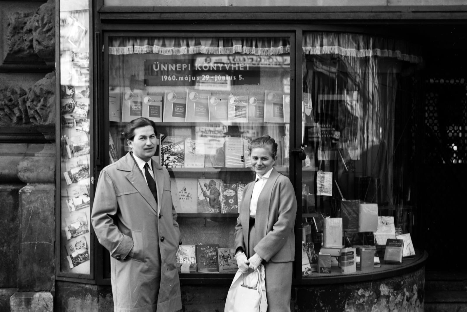 Hungary, Budapest, Fodor András költő feleségével egy könyvesbolt kirakata előtt., 1960, Fodor András örökösei, Show window, book store, celebrity, Best of, Fortepan #270756