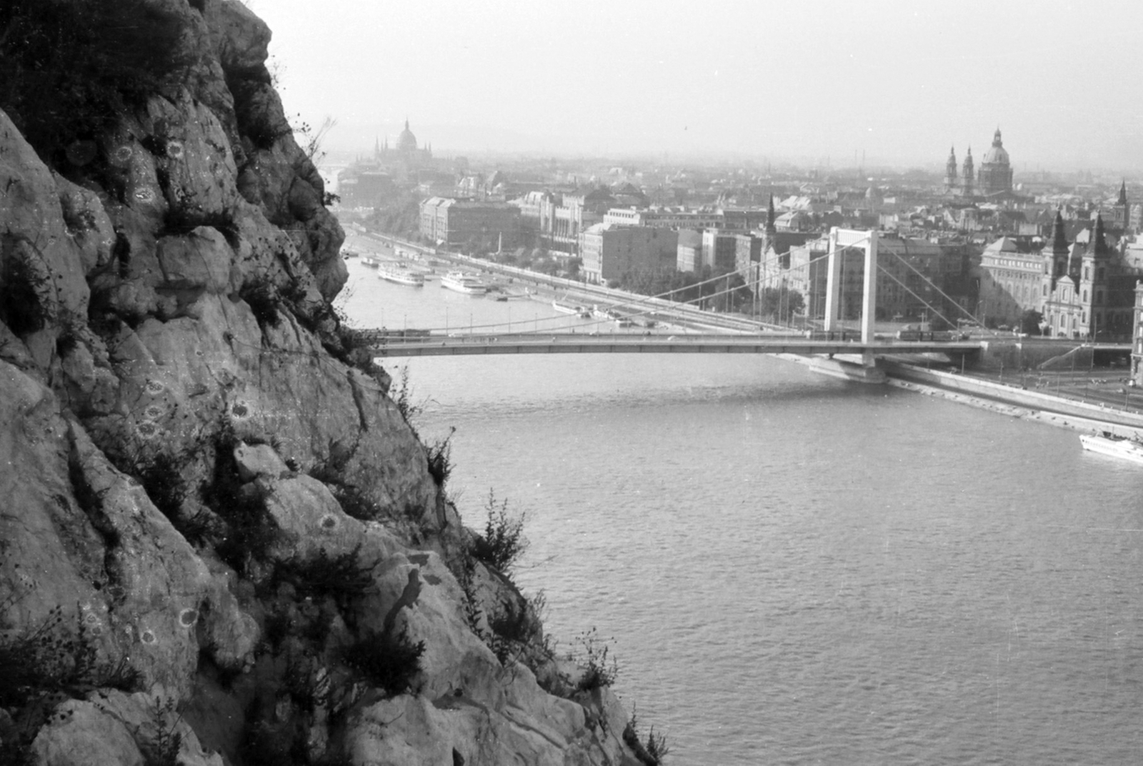 Magyarország, Budapest, kilátás a Gellérthegyről az Erzsébet hídra és a pesti Duna-partra., 1967, Drimbe József, Fortepan #27076