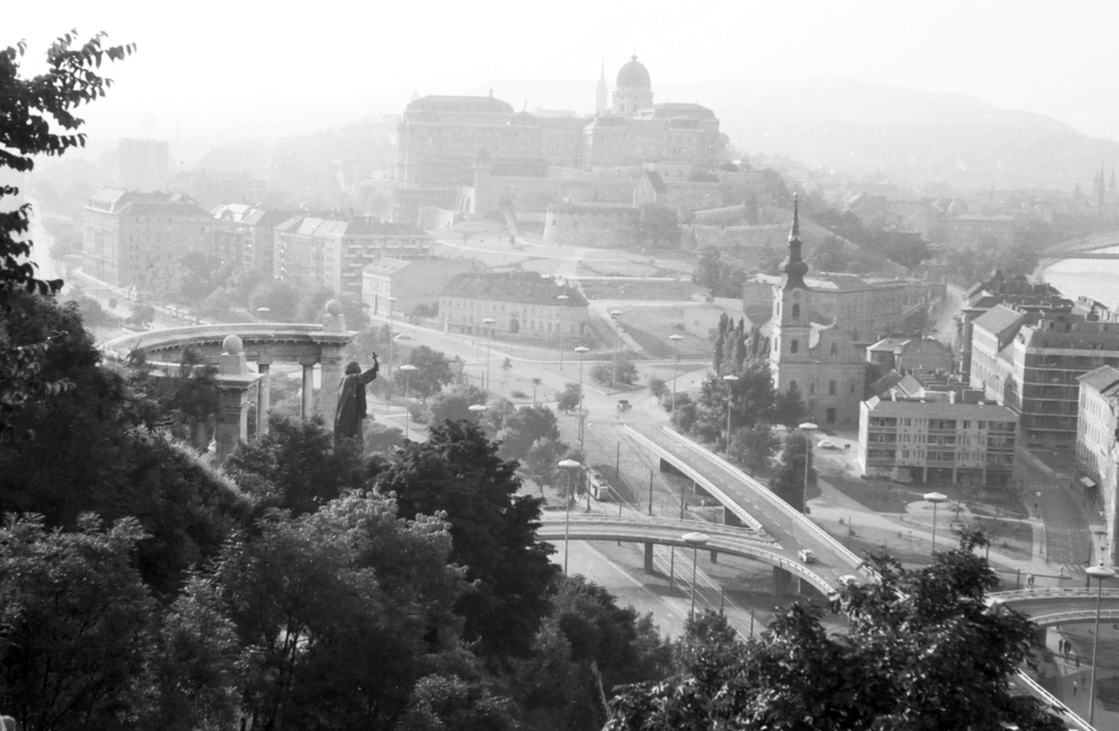 Magyarország, Budapest I., kilátás a Gellérthegyről a Szent Gellért emlékmű, a Döbrentei tér és a Budavári Palota (korábban Királyi Palota) felé., 1967, Drimbe József, Budapest, Szent Gellért-ábrázolás, Fortepan #27077
