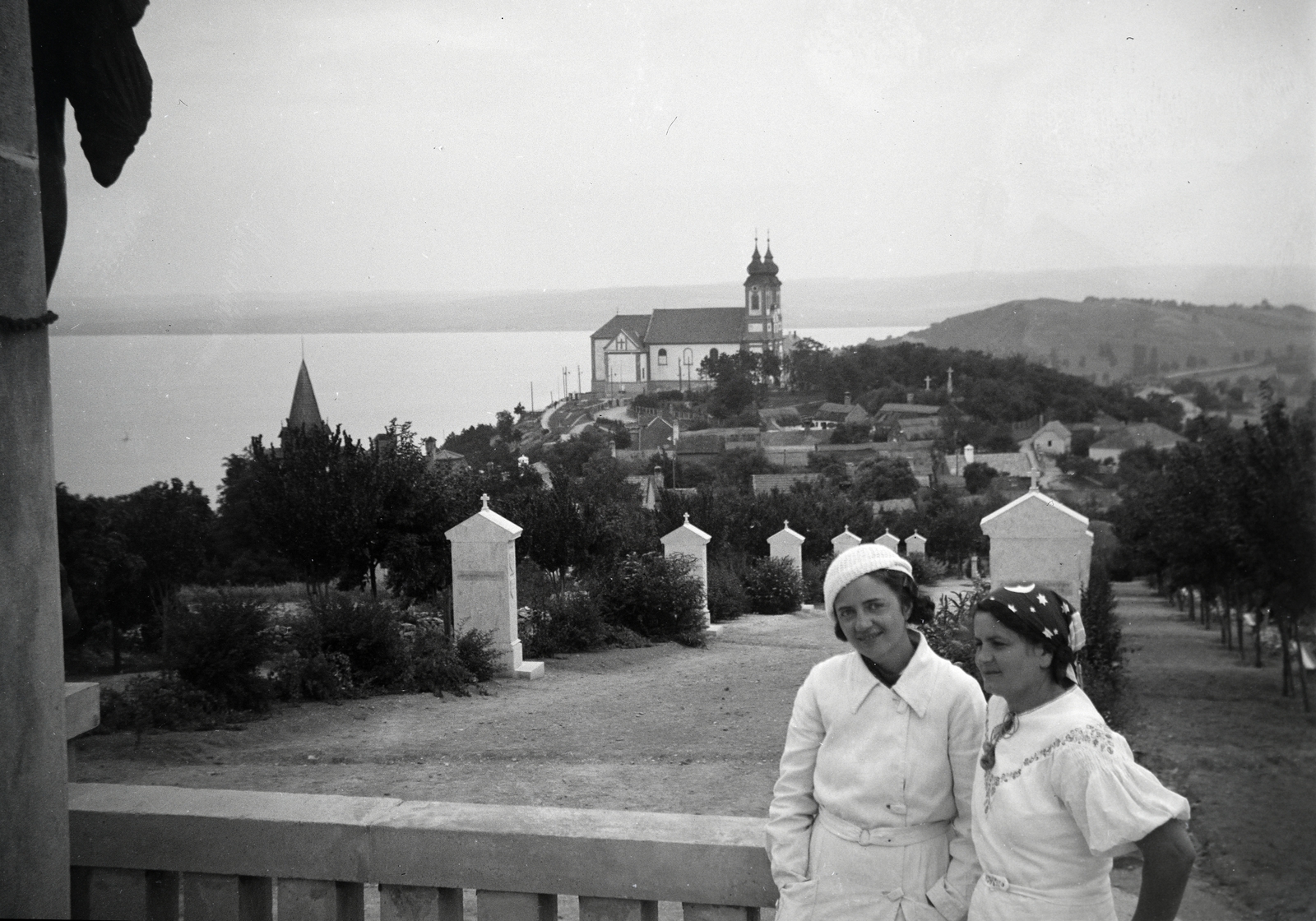 Hungary,Lake Balaton, Tihany, Attila domb, IV. Károly király emlékére emelt kálvária. Középen a Bencés Apátság., 1936, Fodor András örökösei, Fortepan #270777