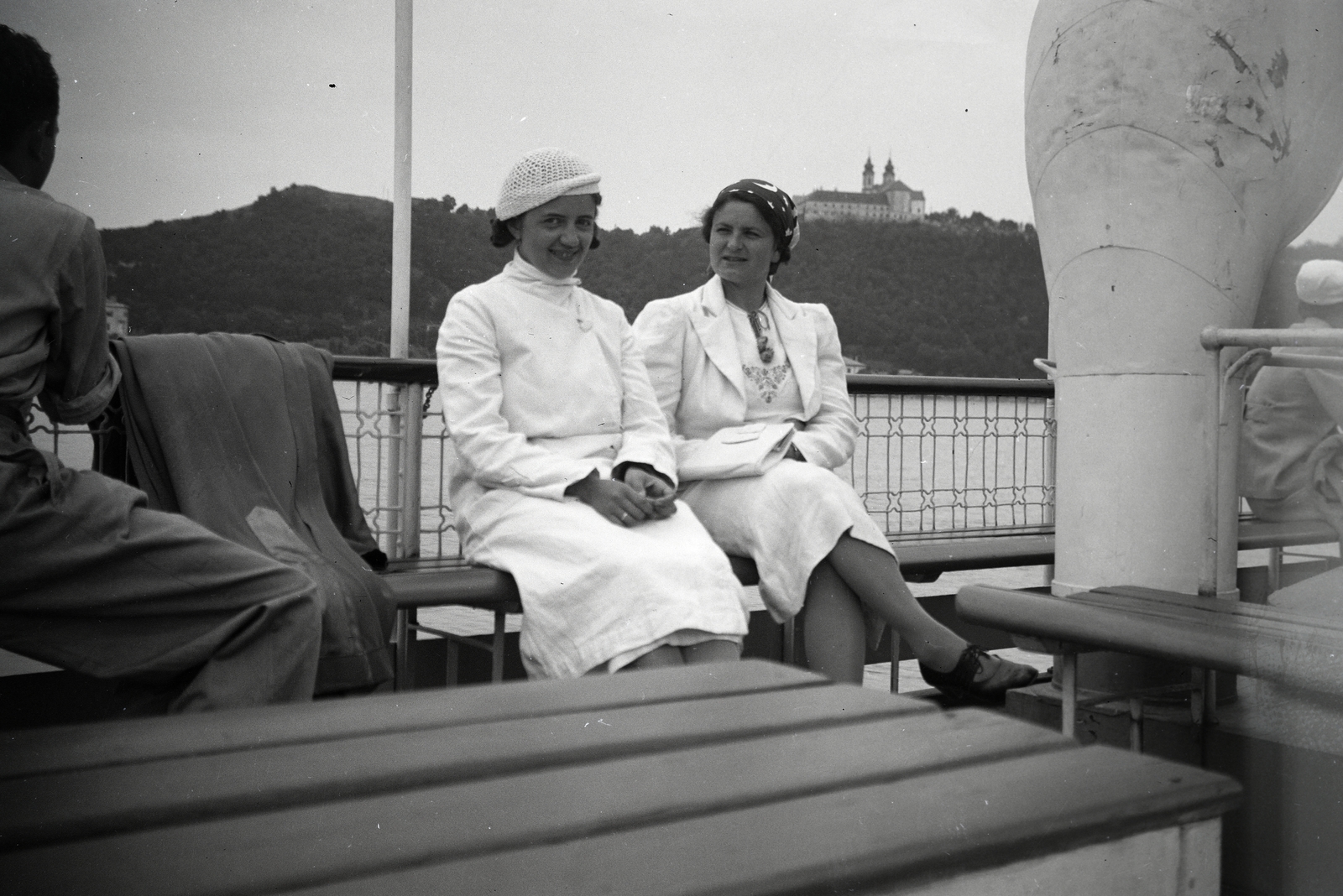 Hungary,Lake Balaton, Tihany, a Jókai csavargőzös fedélzete, háttérben a Bencés Apátság., 1936, Fodor András örökösei, Fortepan #270778
