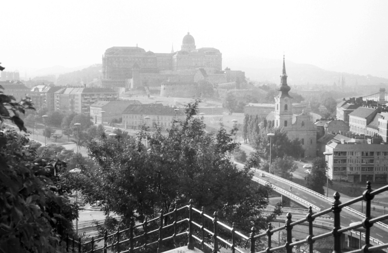 Hungary, Budapest I., kilátás a Szent Gellért emlékműhöz vezető lépcsőről a Döbrentei tér és a Budavári Palota (korábban Királyi Palota) felé., 1967, Drimbe József, Budapest, Fortepan #27078