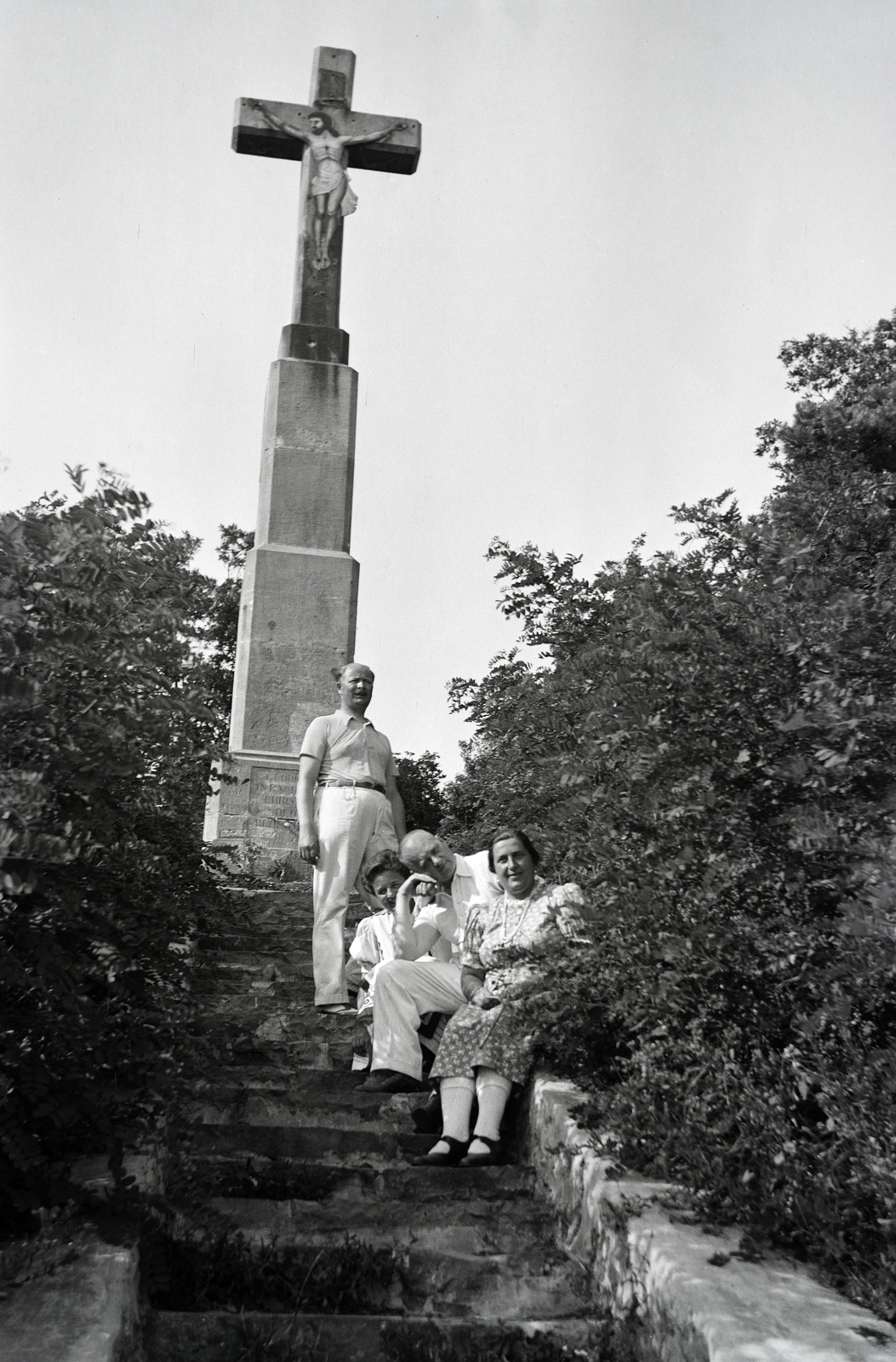 Magyarország,Balaton, Badacsonytomaj,Badacsony, Ranolder kereszt., 1937, Fodor András örökösei, lépcsőn ülni, kereszt_jelkép, Fortepan #270785