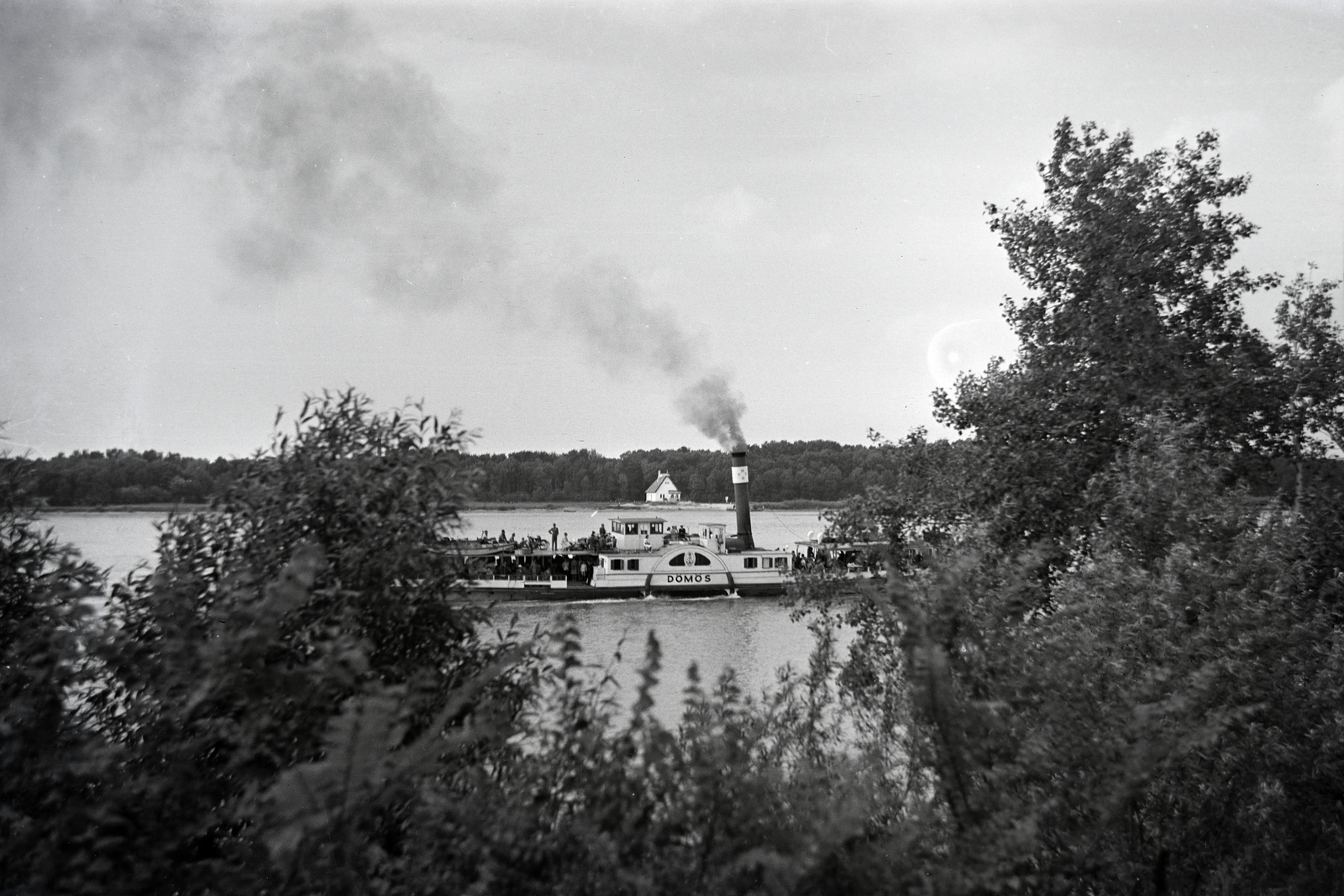Hungary,Slovakia, Neszmély, Duna-part, szemben a Dömös oldalkerekes gőzhajó. A túlparton Szlovákia, a dunaradványi / zsitvatői révház., 1937, Fodor András örökösei, steamboat, Fortepan #270788