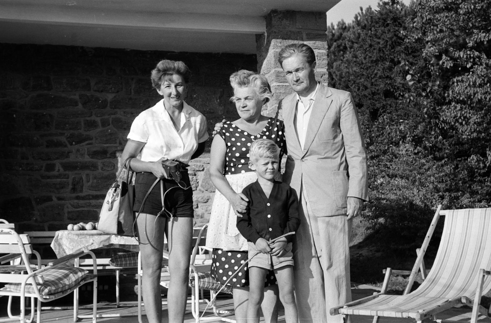 Hungary,Lake Balaton, Tihany, Sajkod, Mályva utca 6. (Nyaraló 12), Németh László író a nyaralójában családjával., 1962, Fodor András örökösei, camera, Fortepan #270795