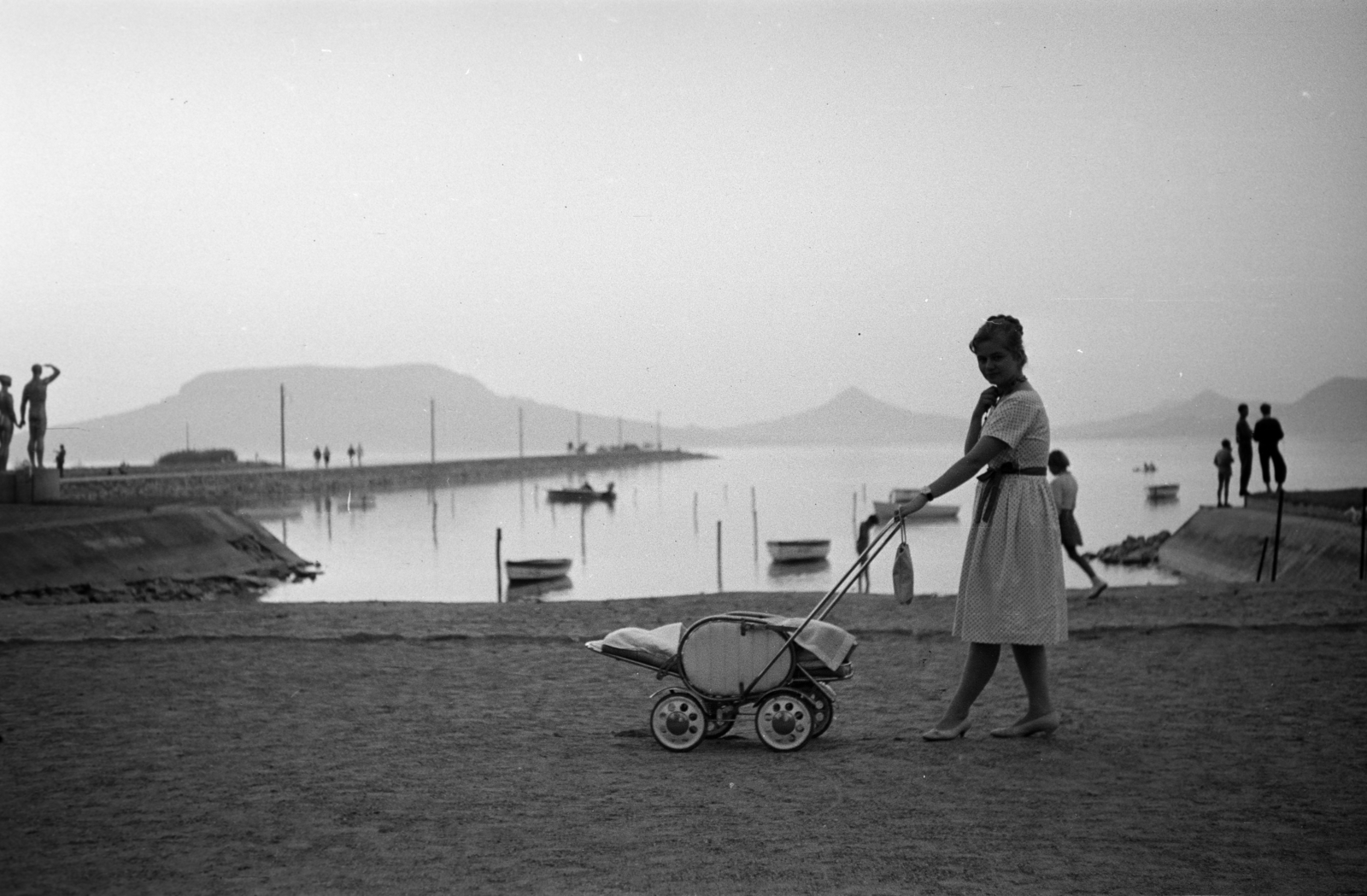 Magyarország,Balaton, Fonyód, kikötő, a túlparton balra a Badacsony, jobbra távolabb a Gulács., 1962, Fodor András örökösei, Fortepan #270796