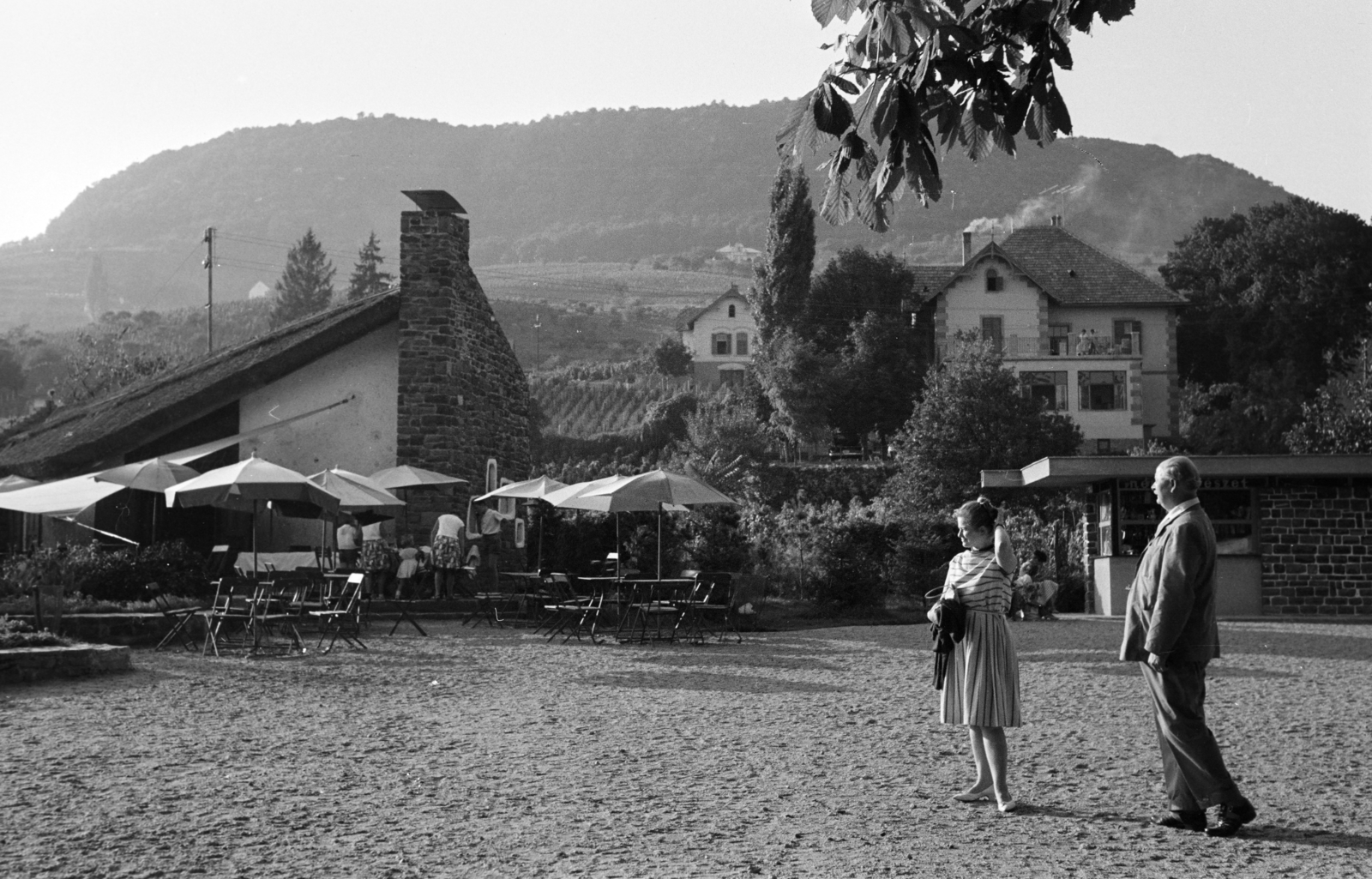 Hungary,Lake Balaton, Badacsonytomaj,Badacsony, Poharazó (Callmeyer Ferenc, 1959.) az állomás mögötti park mellett, a Hableány vendéglővel szemben., 1962, Fodor András örökösei, Fortepan #270801
