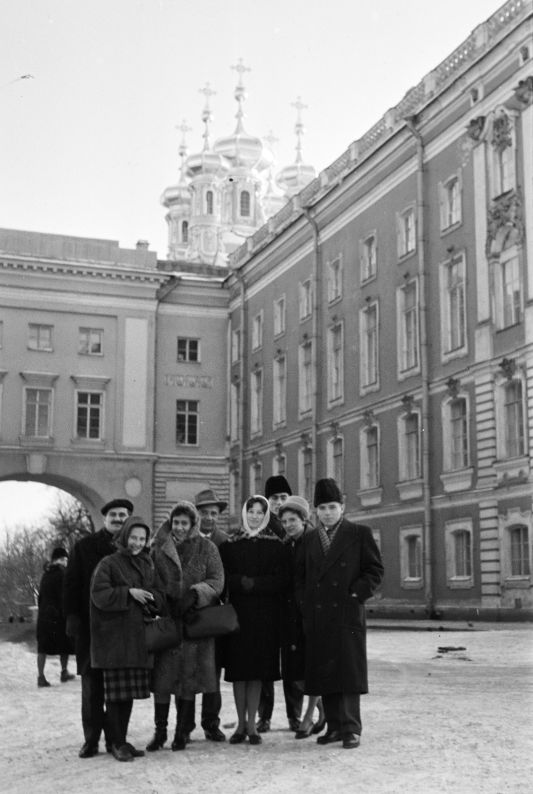 Oroszország, Szentpétervár, (Leningrád), Puskin, Carszkoje Szelo, Szadovaja ulica, háttérben a Katalin-palota. Juhász Ferenc, Juhász Ferencné Szeverényi Erzsébet, Király Istvánné, Király István, Papp Lajos és Simon István feleségeikkel., 1964, Fodor András örökösei, Szovjetunió, Fortepan #270807