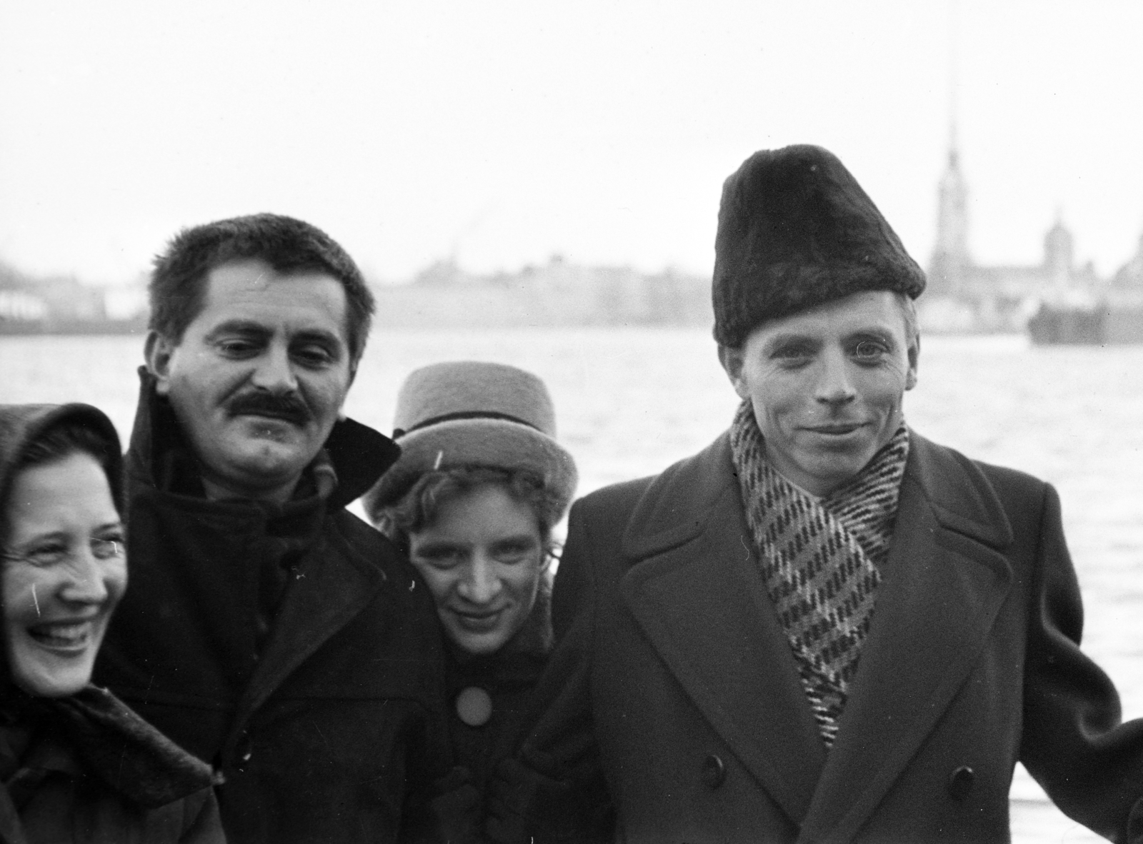 (Leningrád), a Néva folyó túlpartján jobbra a Péter-Pál erőd. Juhász Ferenc költő és Simon István költő, műfordító., 1964, Fodor András örökösei, Szovjetunió, kucsma, Best of, Fortepan #270809