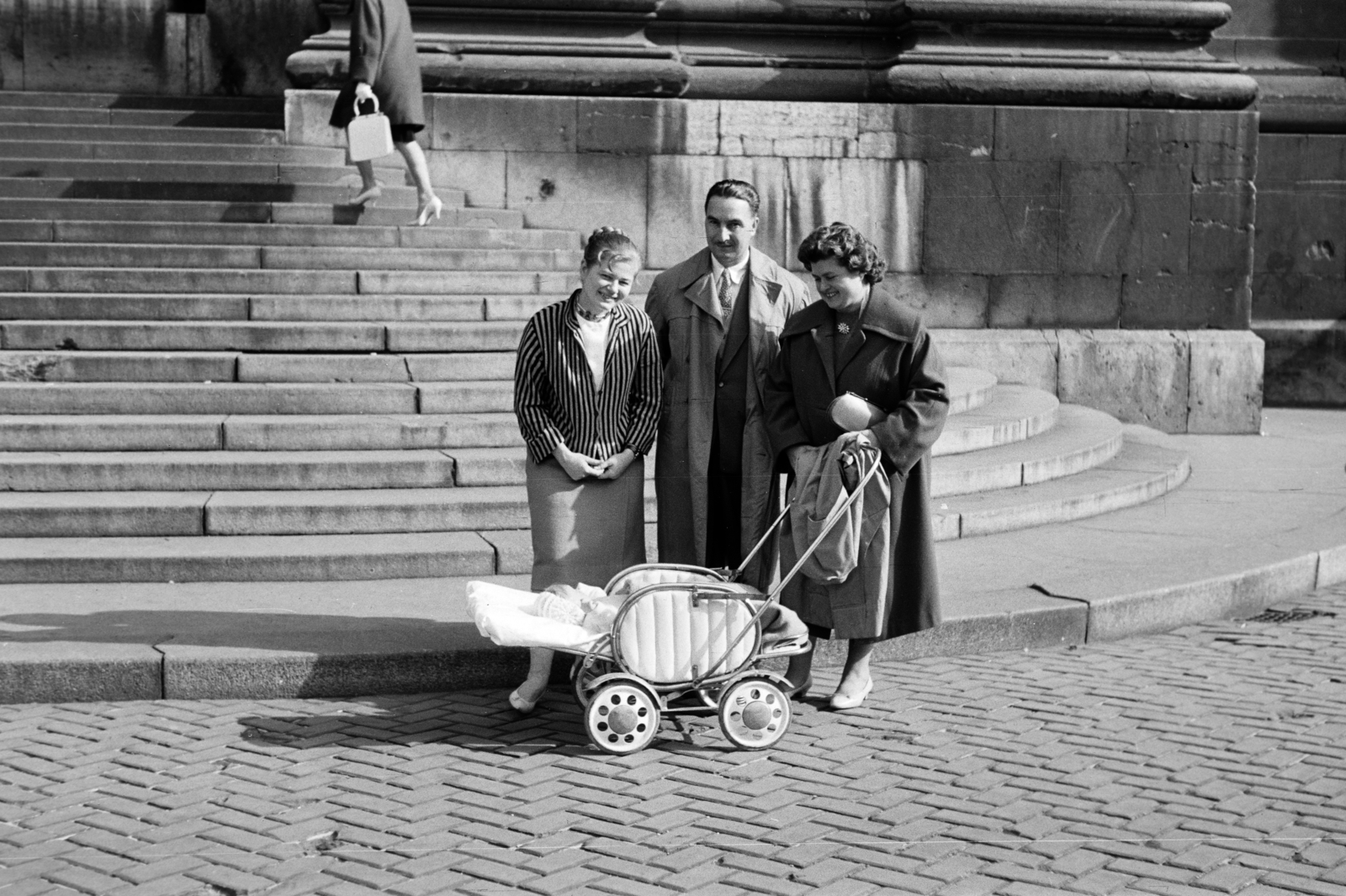 Hungary, Budapest V., Szent István tér, Szent István-bazilika, a felvétel a főbejárathoz vezető lépcsőnél készült., 1962, Fodor András örökösei, baby carriage, Budapest, Fortepan #270813