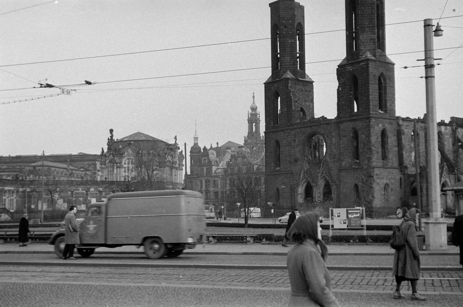 Németország, Drezda, Postplatz a Sophienstraße felé nézve, balra a háttérben a Zwinger Stadtpavillon-ja, hátrébb a Drezdai Kastély (Residenzschloß), mögötte a Szentháromság Katolikus Főtemplom (Hofkirche) tornya, jobbra a Zsófia-templom (Sophienkirche)., 1960, Fodor András örökösei, furgon, háborús kár, épületkár, NDK, Fortepan #270833