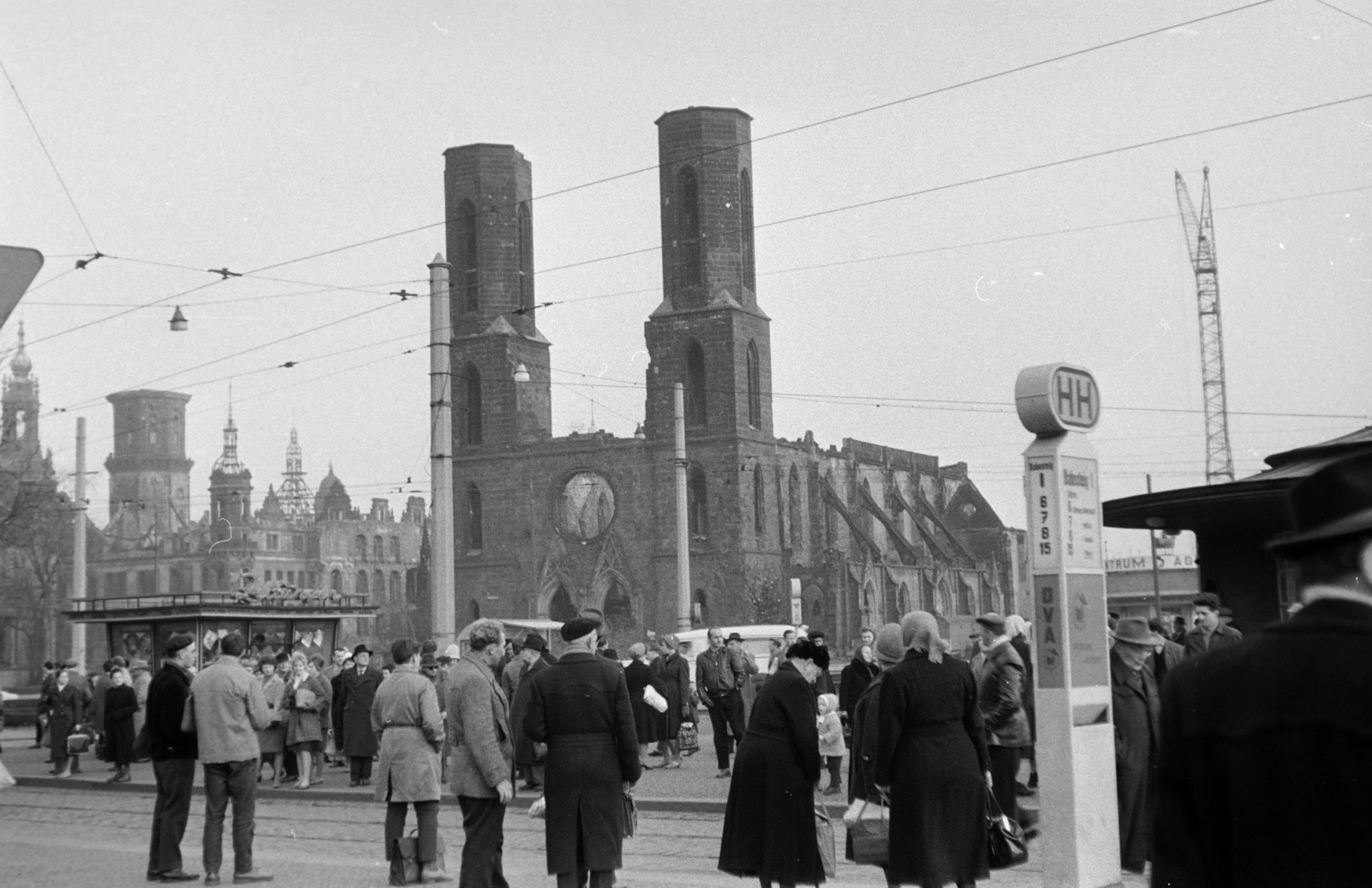 Németország, Drezda, Postplatz a Sophienstraße felé nézve, középen a Zsófia-templom (Sophienkirche)., 1960, Fodor András örökösei, villamosmegálló, háborús kár, NDK, Fortepan #270834