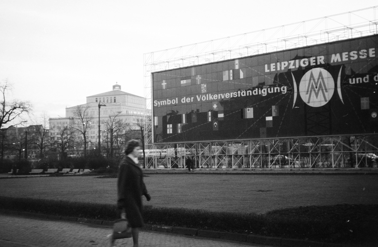 Németország, Lipcse, Willy-Brandt-Platz (Platz der Republik), balra a háttérben az Operaház hátsó homlokzata., 1965, Fodor András örökösei, kiállítás, NDK, Fortepan #270836