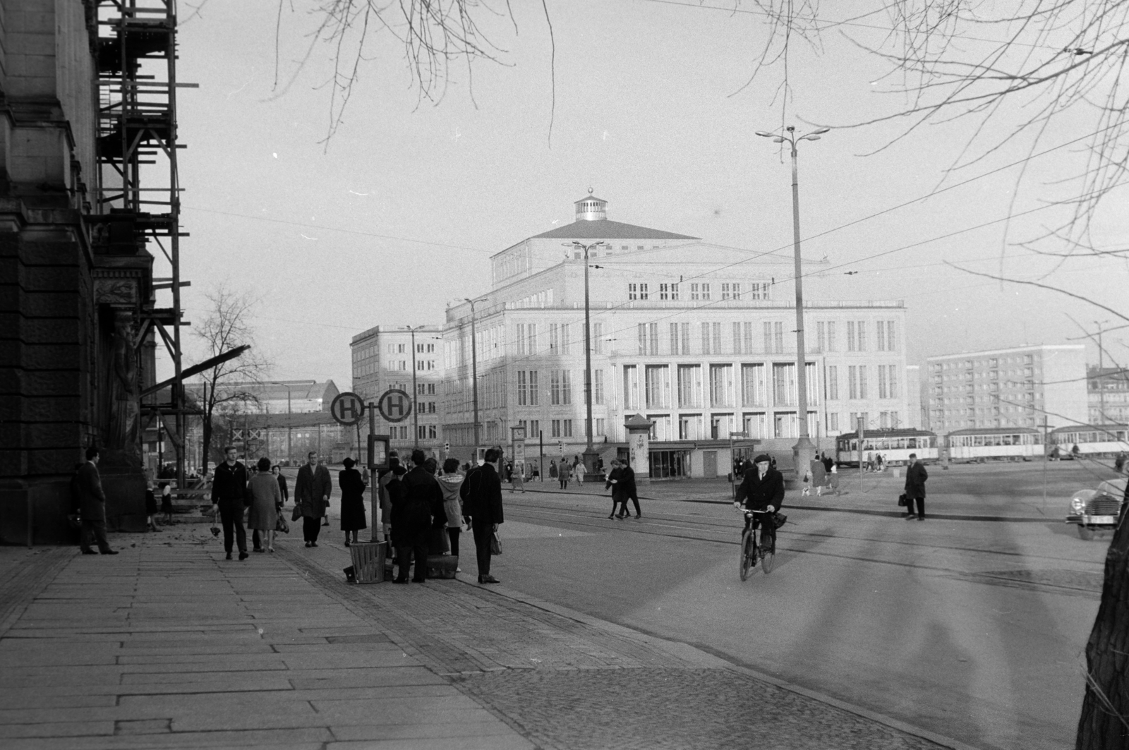 Németország, Lipcse, Augustusplatz (Karl-Marx-Platz), Operaház., 1965, Fodor András örökösei, buszmegálló, kerékpár, villamos, NDK, Fortepan #270837