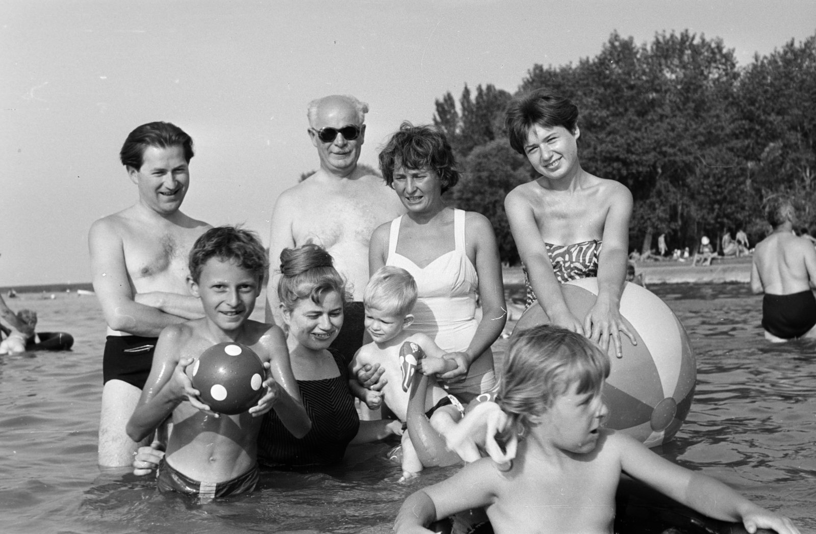 Hungary,Lake Balaton, Fonyód, a felvétel a későbbi Panoráma strandon készült. Balra Fodor András költő és mellette dr. Mátis Lajos az apósa., 1972, Fodor András örökösei, family, Best of, Fortepan #270851