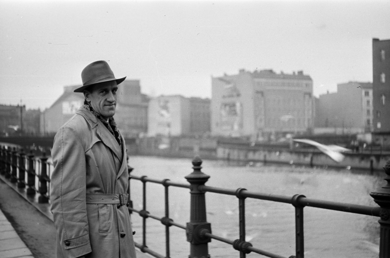 Németország, Berlin, Kelet-Berlin, Am Weidendamm a Spree folyó partján, balra a háttérben a Weidendammbrücke., 1963, Fodor András örökösei, NDK, Fortepan #270870