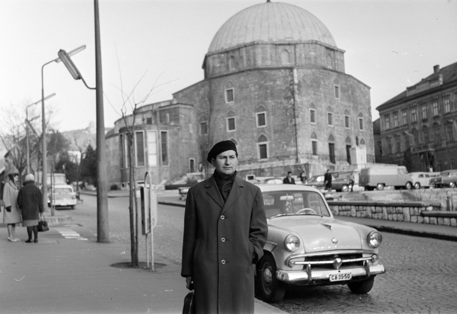 Hungary, Pécs, Széchenyi tér, háttérben a Dzsámi. Előtérben Fodor András költő., 1968, Fodor András örökösei, mosque, number plate, Fortepan #270875