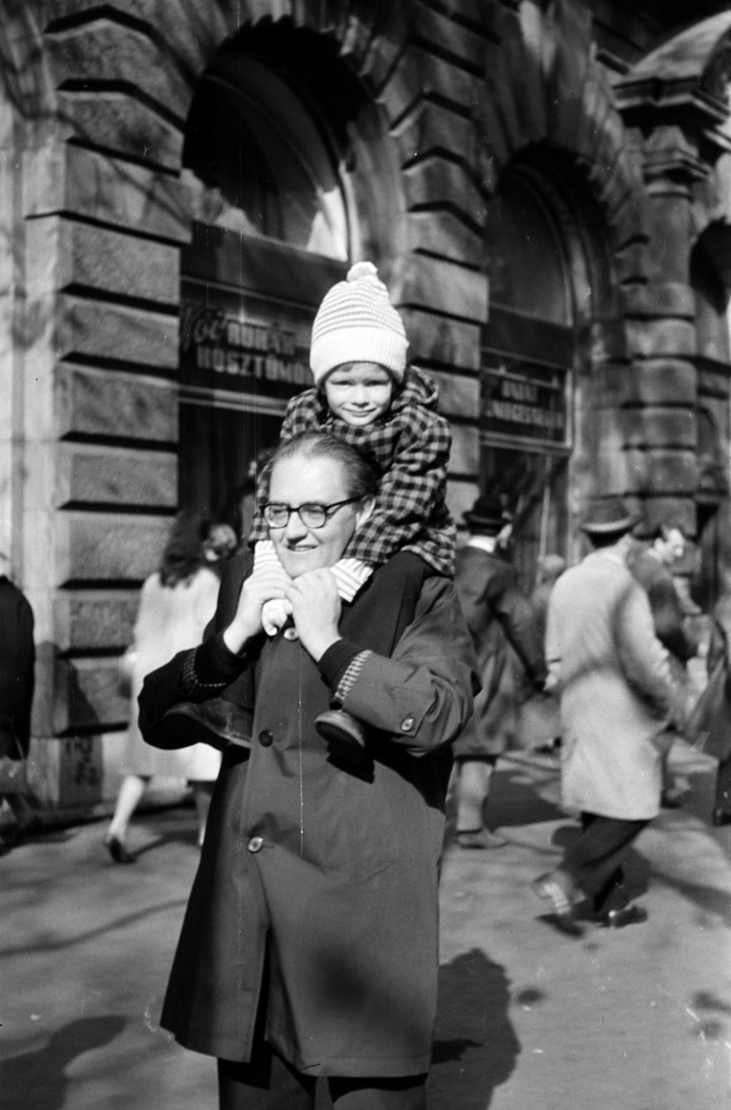 Magyarország, Budapest VI., a felvétel az Andrássy út (Népköztársaság útja) 4. számú ház előtt készült., 1965, Fodor András örökösei, Budapest, nyakban ülés, Fortepan #270878