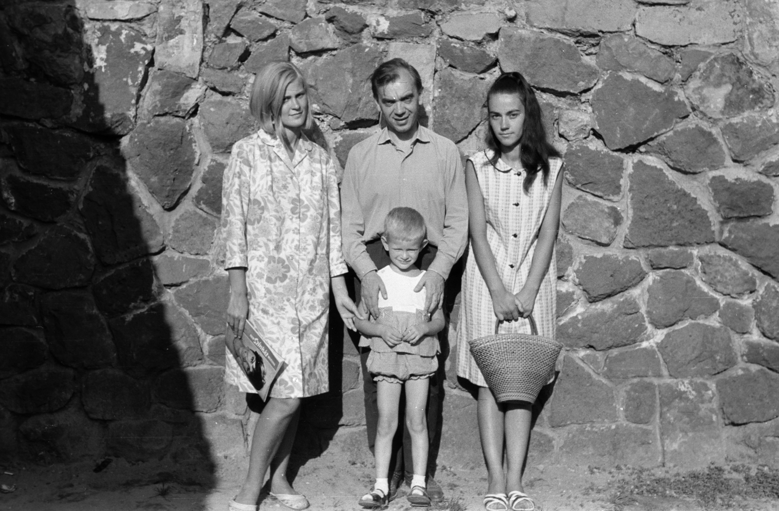 Magyarország,Balaton, Fonyód, középen Kormos István költő., 1966, Fodor András örökösei, Best of, híres ember, csoportkép, kisfiú, nyári ruha, család, hölgy, karok a vállon, fonott táska, művész, Fortepan #270893