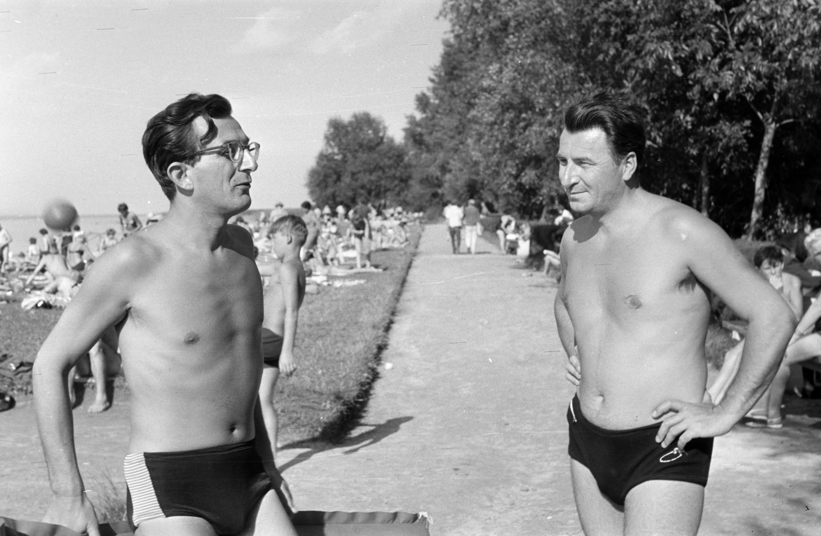 Hungary,Lake Balaton, Fonyód, a felvétel a későbbi Panoráma strandon készült. Lator László költő, műfordító és Tüskés Tibor író., 1966, Fodor András örökösei, glasses, men, beach, talks, swimming trunks, Best of, Fortepan #270895