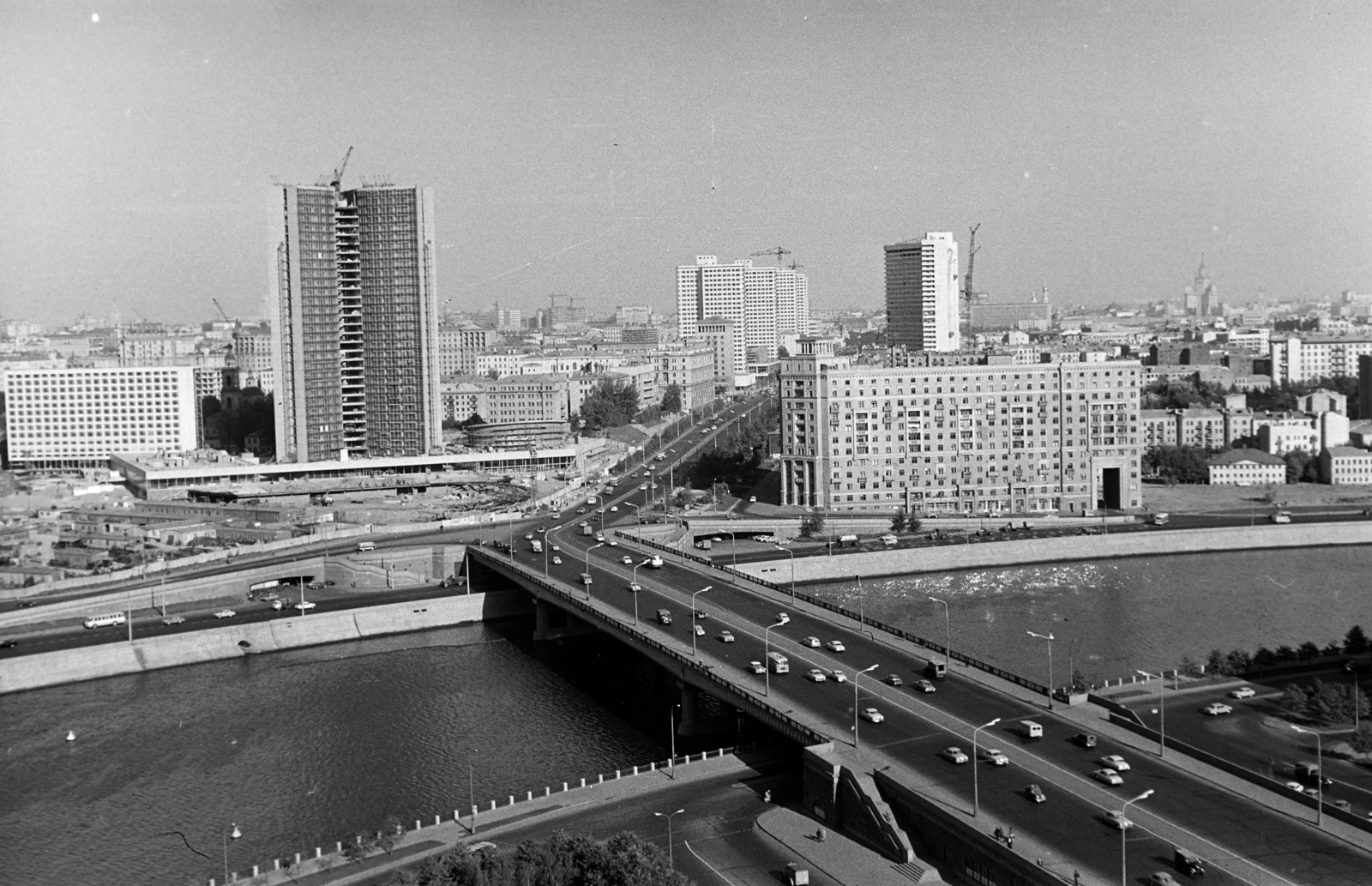 Oroszország, Moszkva, kilátás az Ukrajna szállóból az épülő KGST-palotára, előtérben a Novoarbatszki (Kalinyin) híd., 1967, Fodor András örökösei, Fortepan #270899