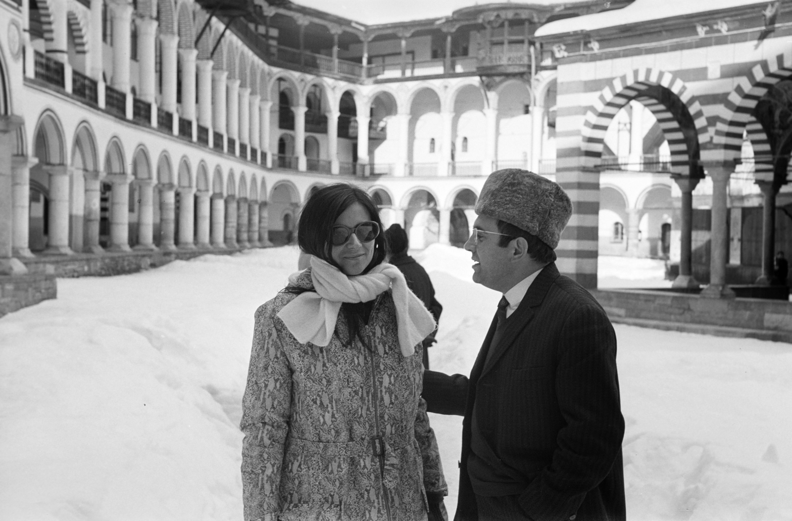 Bulgaria, a felvétel a Rilai kolostor udvarán készült., 1970, Fodor András örökösei, talks, winter, glasses, man and woman, scarf, Fortepan #270919