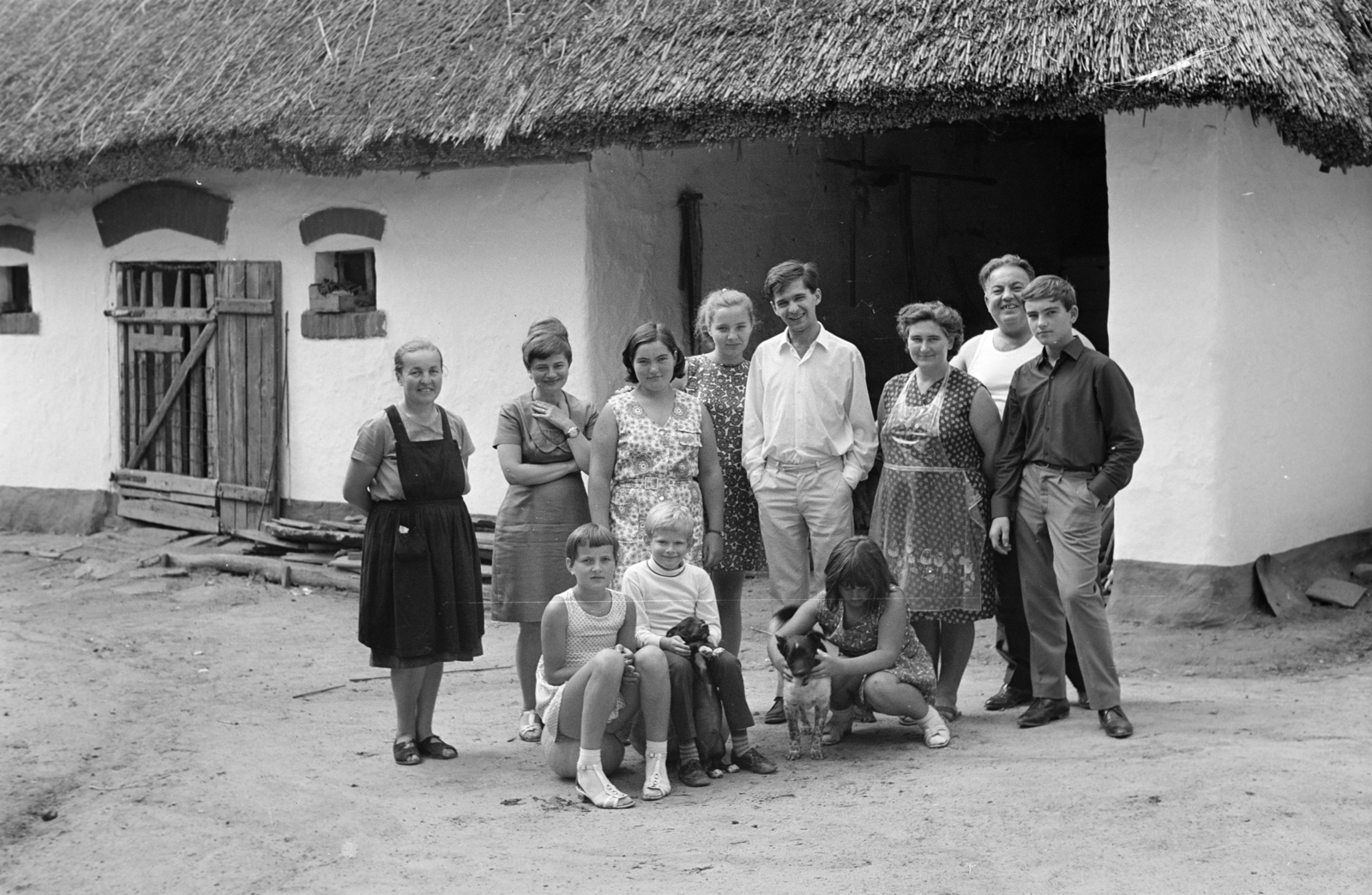 1970, Fodor András örökösei, dog, thatch roof, vernacular architecture, tableau, Fortepan #270922