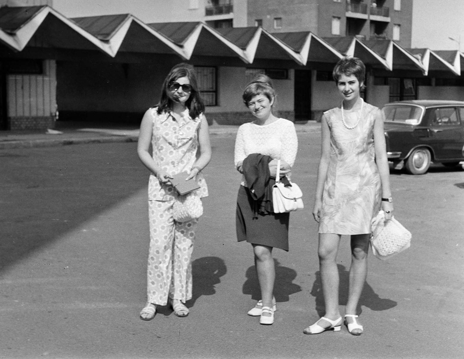 Hungary, Kecskemét, Rávágy (Schönherz Zoltán) tér., 1972, Fodor András örökösei, three people, handbag, Fortepan #270942