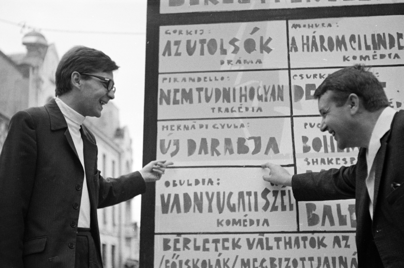 Hungary, Pécs, Színház tér, a felvétel a Pécsi Nemzeti Színház előtt készült. Bulla Károly szerkesztő, író és Bertók László író, költő., 1970, Fodor András örökösei, poster, theater, Fortepan #270945